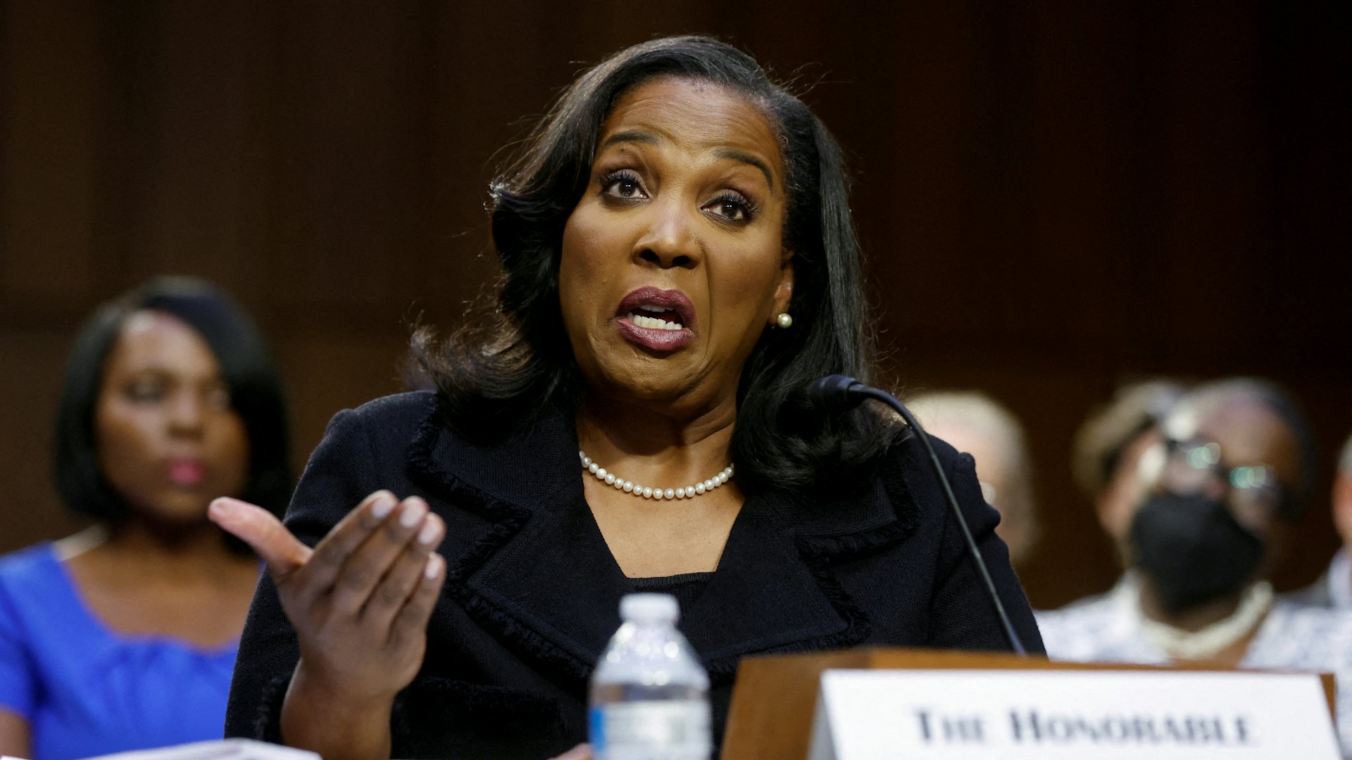 2023年6月21日,美国华盛顿特区,库克(Lisa Cook)在参议院委员会听证会上就其被提名连任联储会理事一事作证。 (Reuters) 2023年6月21日,美国华盛顿特区,库克(Lisa Cook)在参议院委员会听证会上就其被提名连任联储会理事一事作证。 (Reuters)