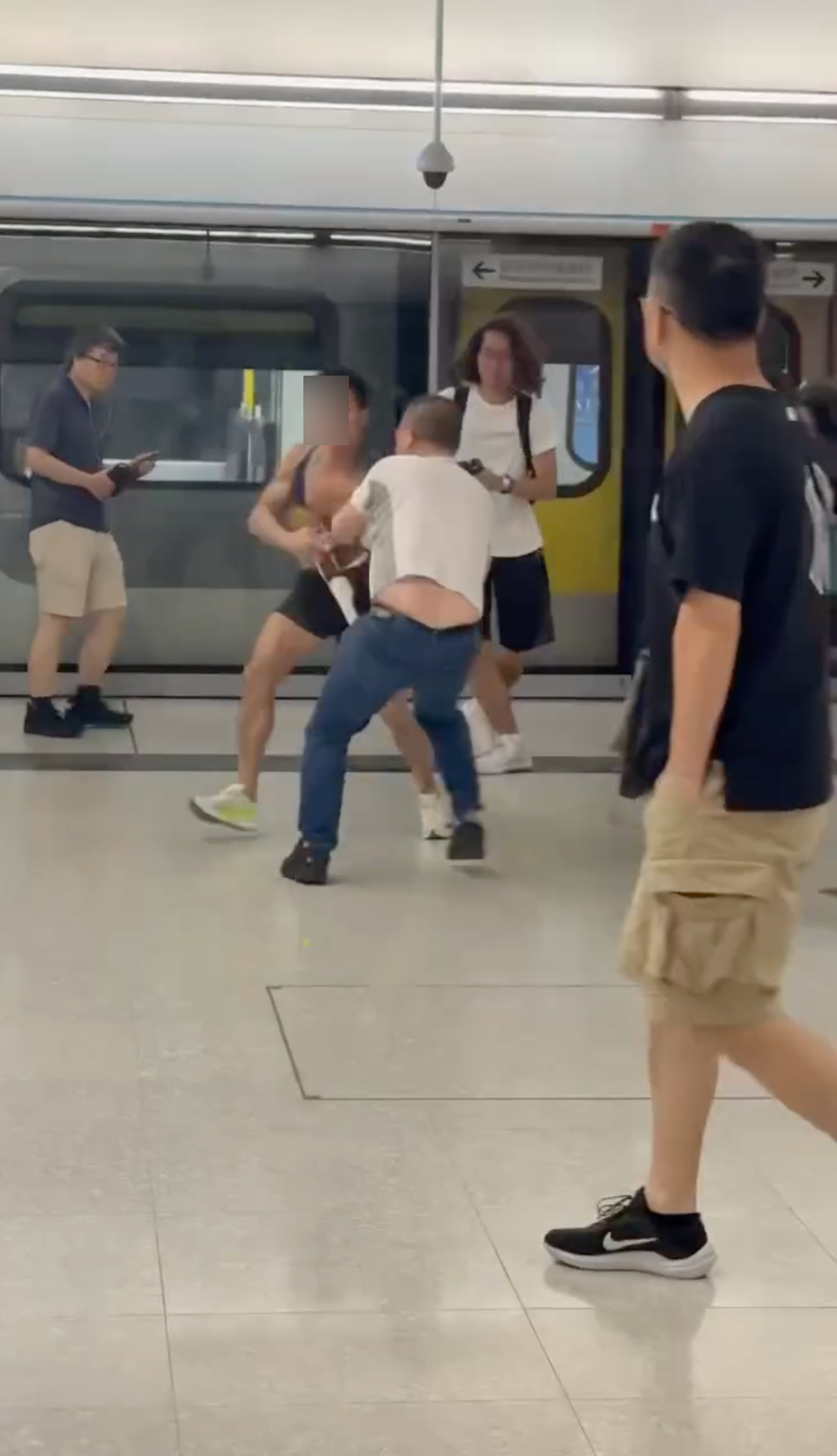 兩名男子「埋身」肉搏,互相拉扯衣領。(Facebook Ali Zubair Bhai)