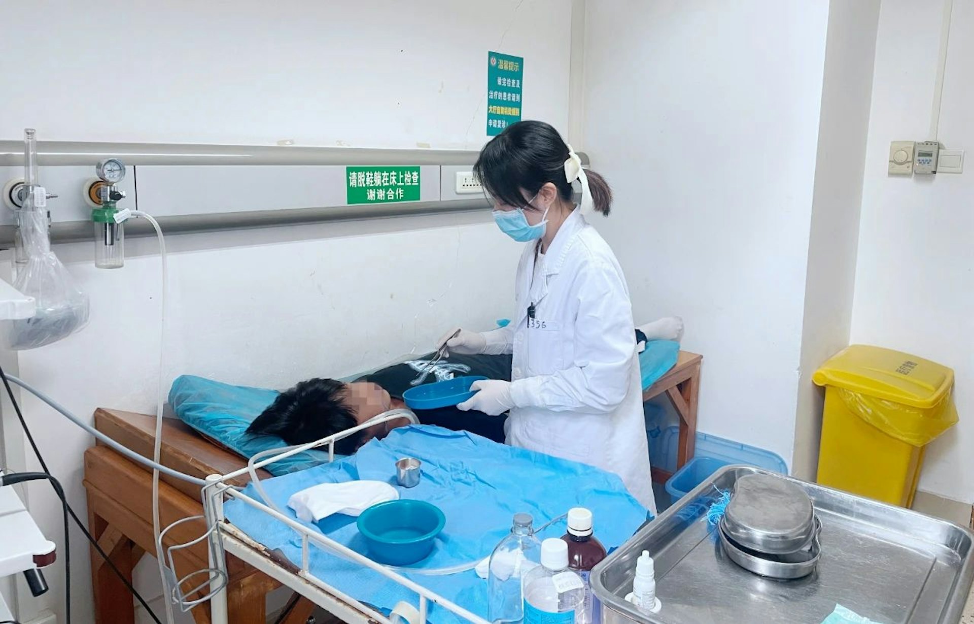 李夢旖為患者做檢查。(韶關頭條)