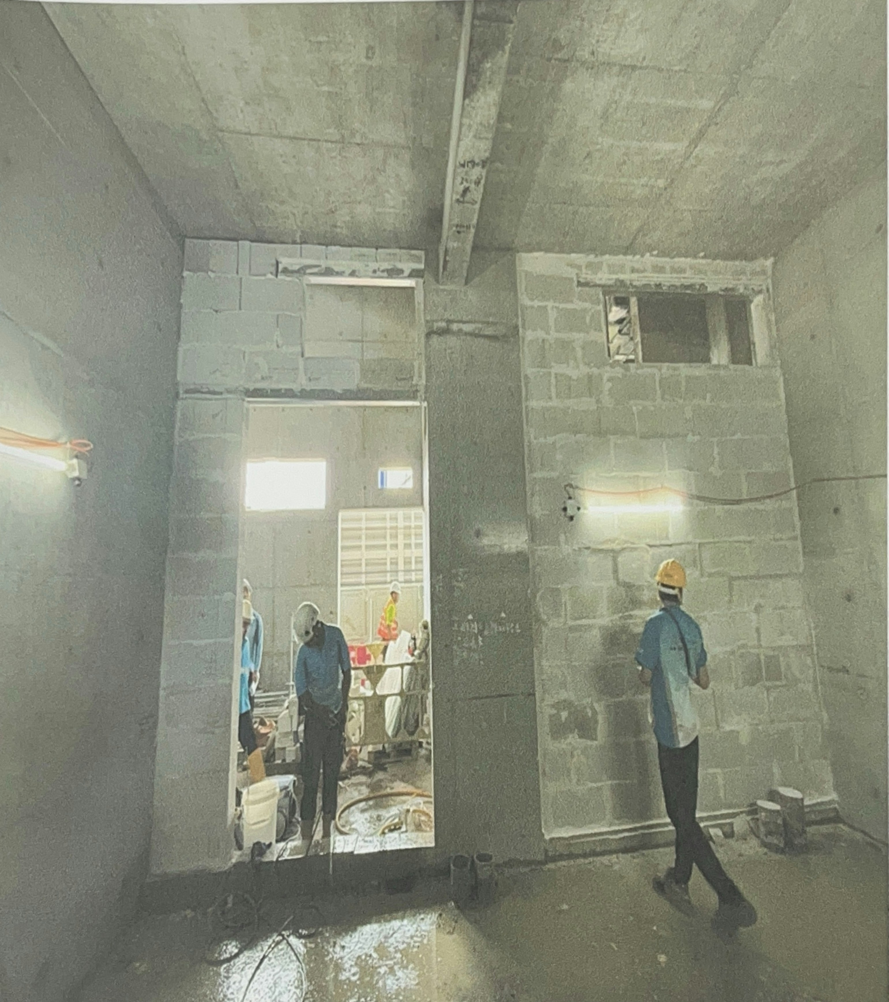 正興建的港鐵東涌綫延線東涌東站工程，有車站設備房間的牆磚，承建商使用非合約指定品牌的材料，砌牆後才被揭貨不對辦，需拆卸牆身。（消息人士提供圖片）