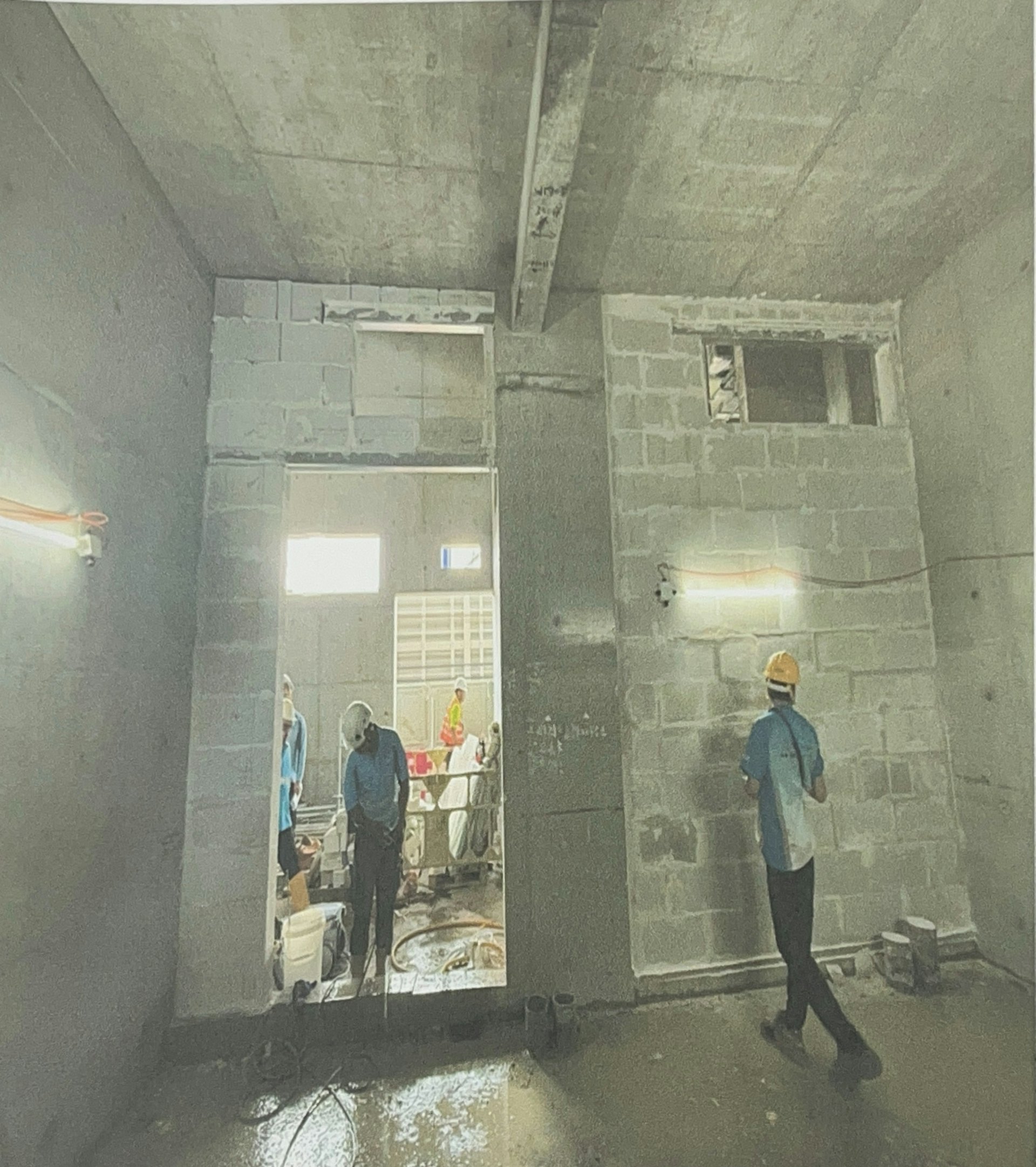 正興建的港鐵東涌綫延線東涌東站工程,有車站設備房間的牆磚,承建商使用非合約指定品牌的材料,砌牆後才被揭貨不對辦,需拆卸牆身。(消息人士提供圖片)