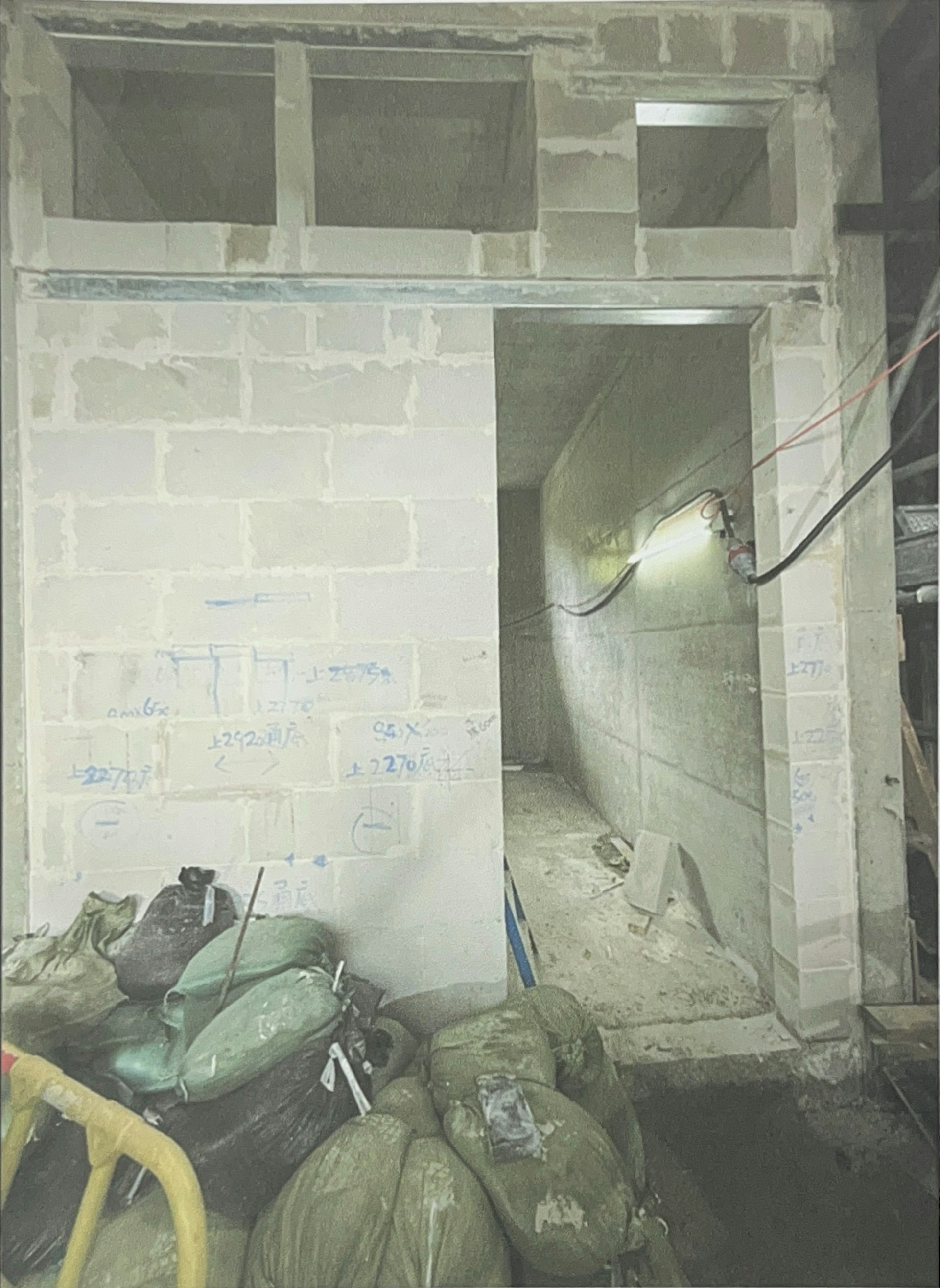 興建中的港鐵東涌綫延線東涌東站工程,有車站設備房間的牆磚,承建商使用非合約指定品牌的材料,砌牆後才被揭貨不對辦,需拆卸牆身。(消息人士提供圖片)