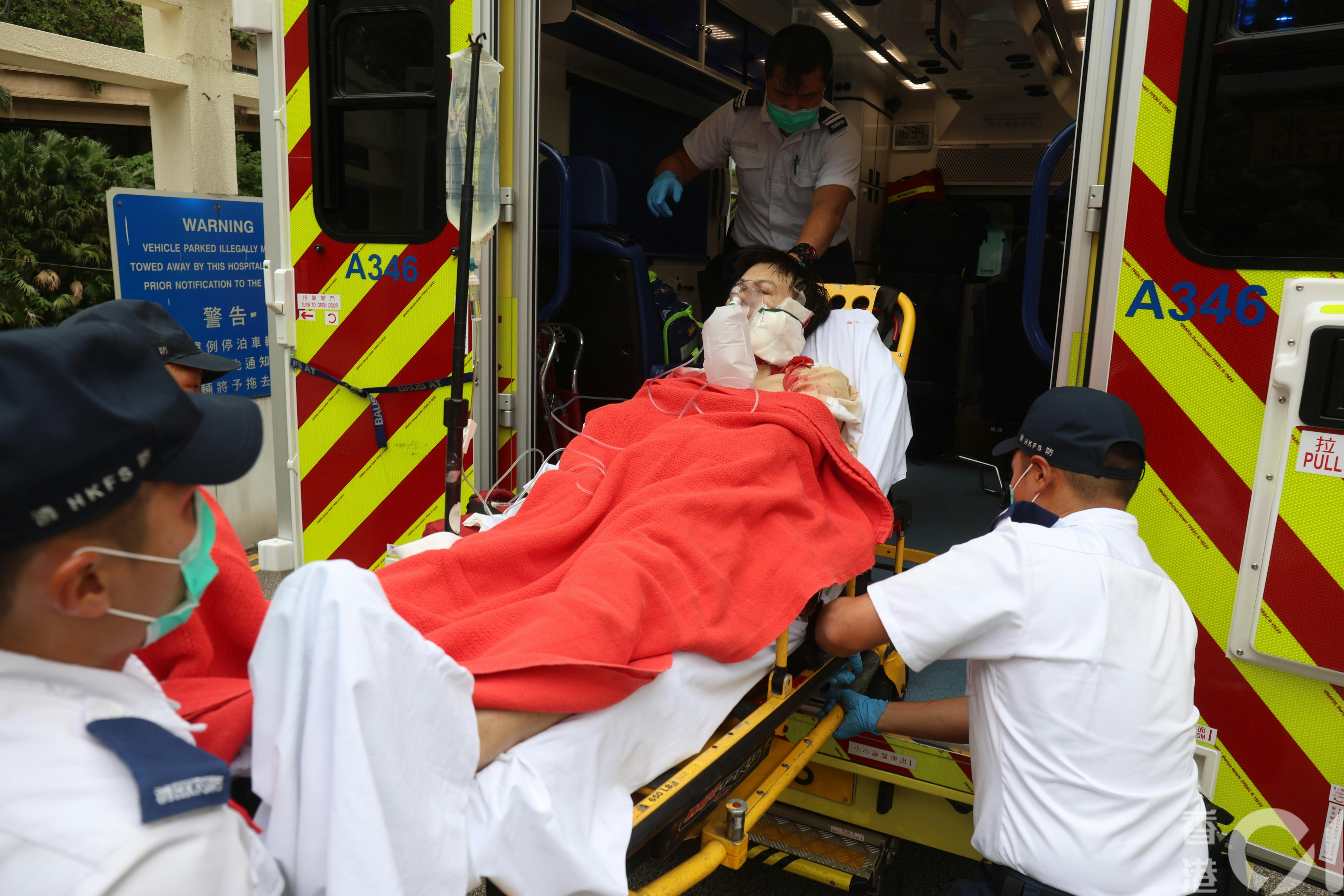 男傷者由救護車送院。（林振華攝）