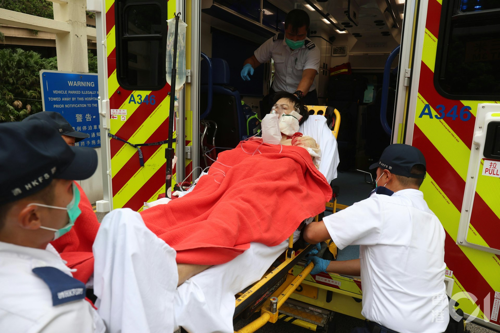 男傷者由救護車送院。(林振華攝)