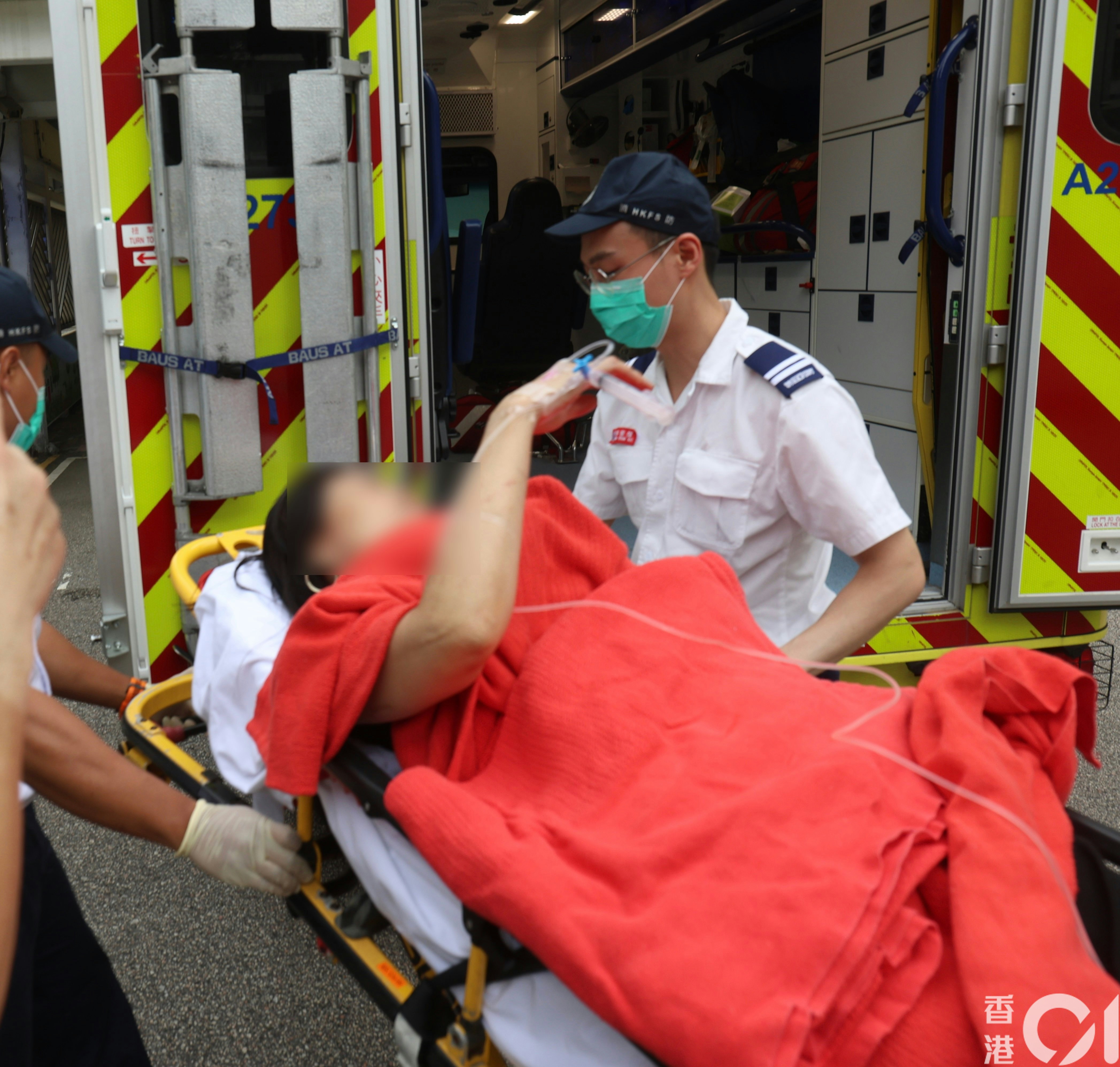 警員在附近搜索，終在沙田坳道近竹園對開，尋獲女兇徒，她左手輕傷，均送院治理。（林振華攝）