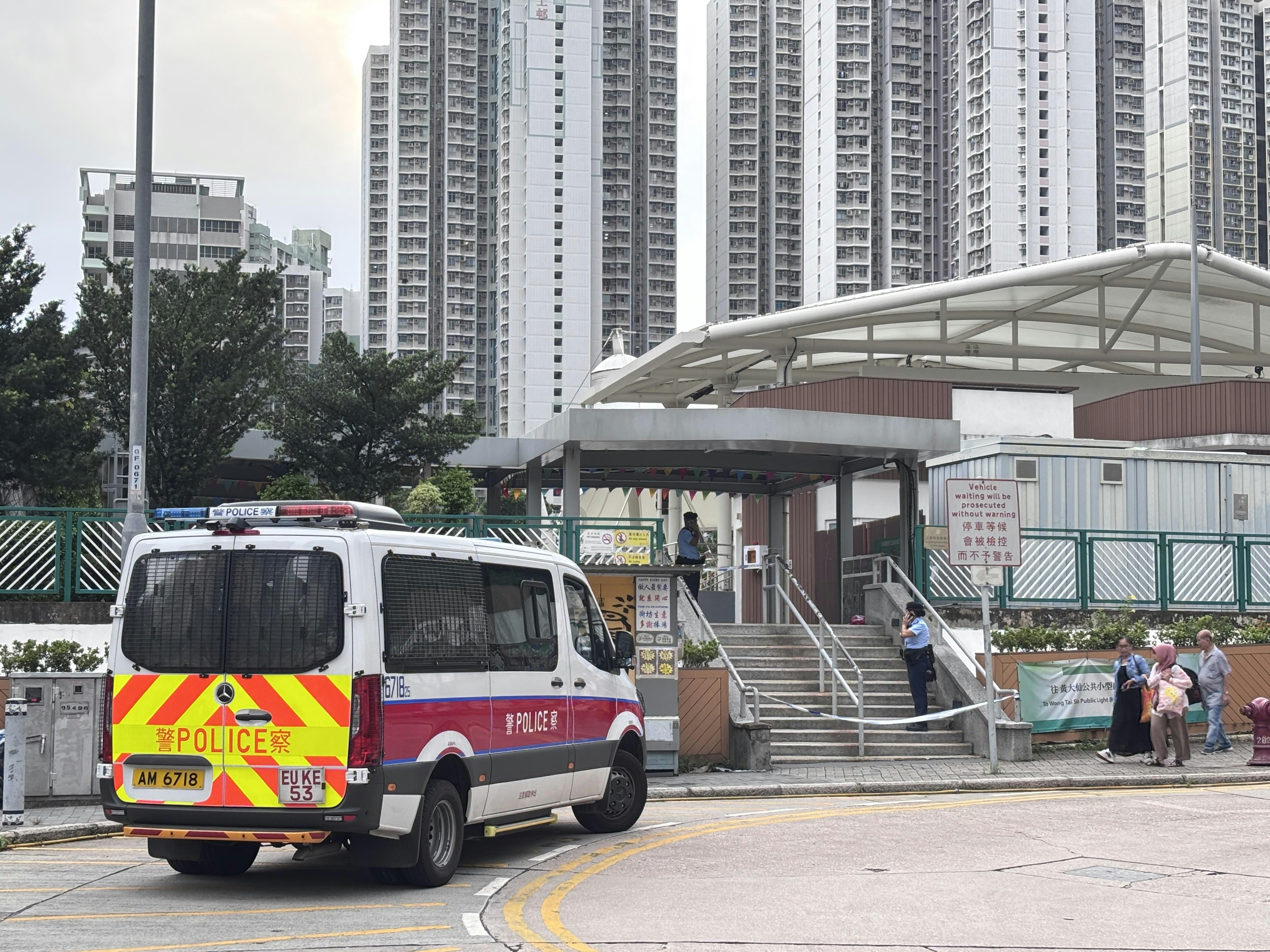 警方在沙田坳道尋獲施襲女子，她左手受傷，現場留有一張染血枱布。（林振華攝）