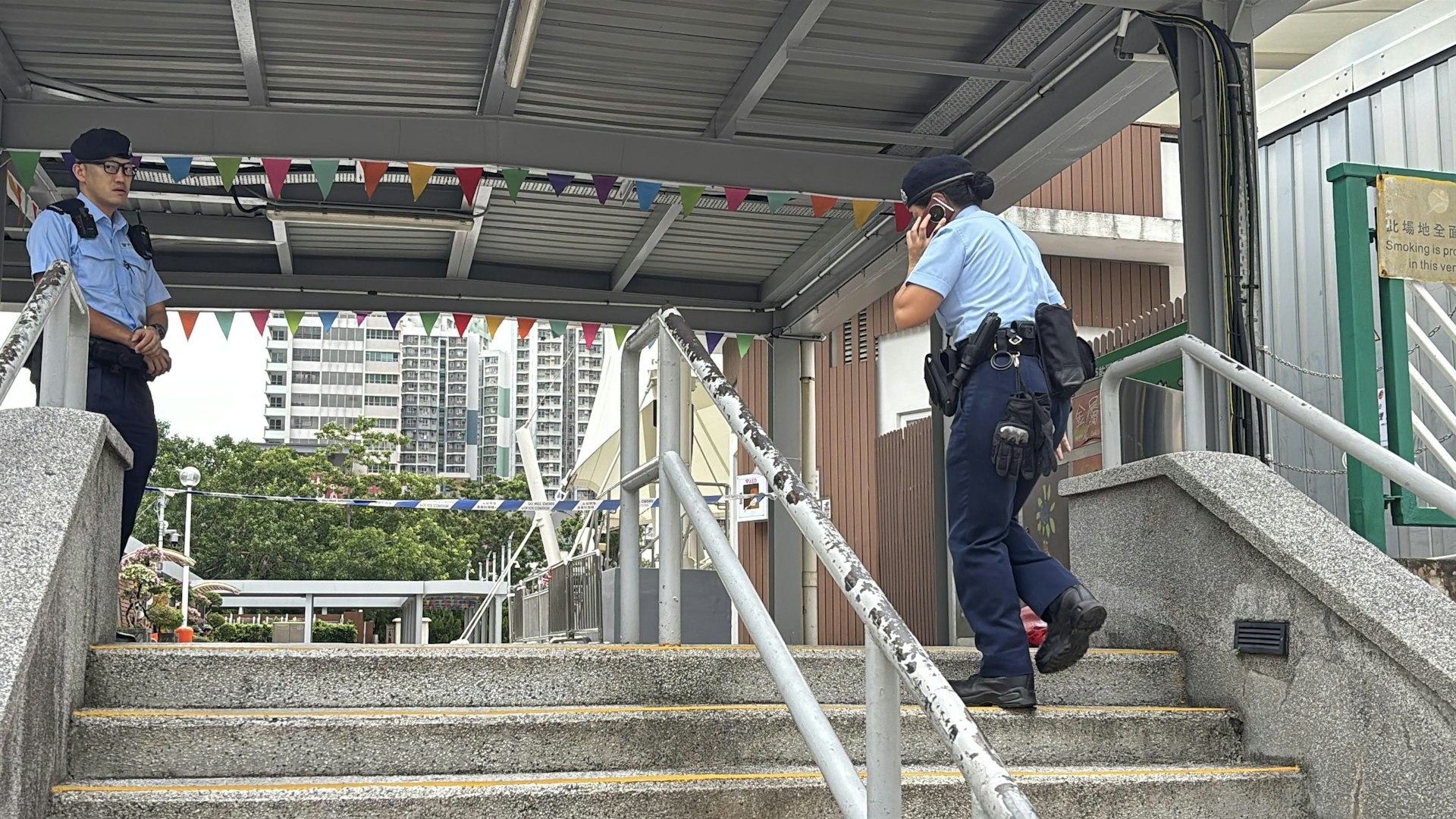 警方在沙田坳道尋獲施襲女子,她左手受傷,現場留有一張染血枱布。(林振華攝)