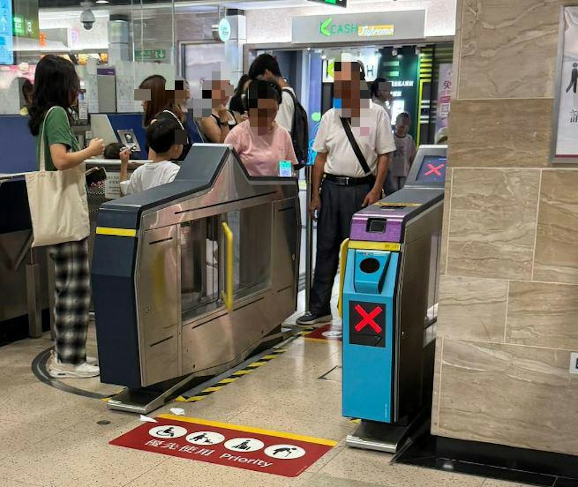 本港網絡流傳1張相片,指港鐵沙田站客務中心旁機閘機,有大媽用1個微信(WeChat)乘車碼,讓6至7個人出閘。(Threads@jason0107___)