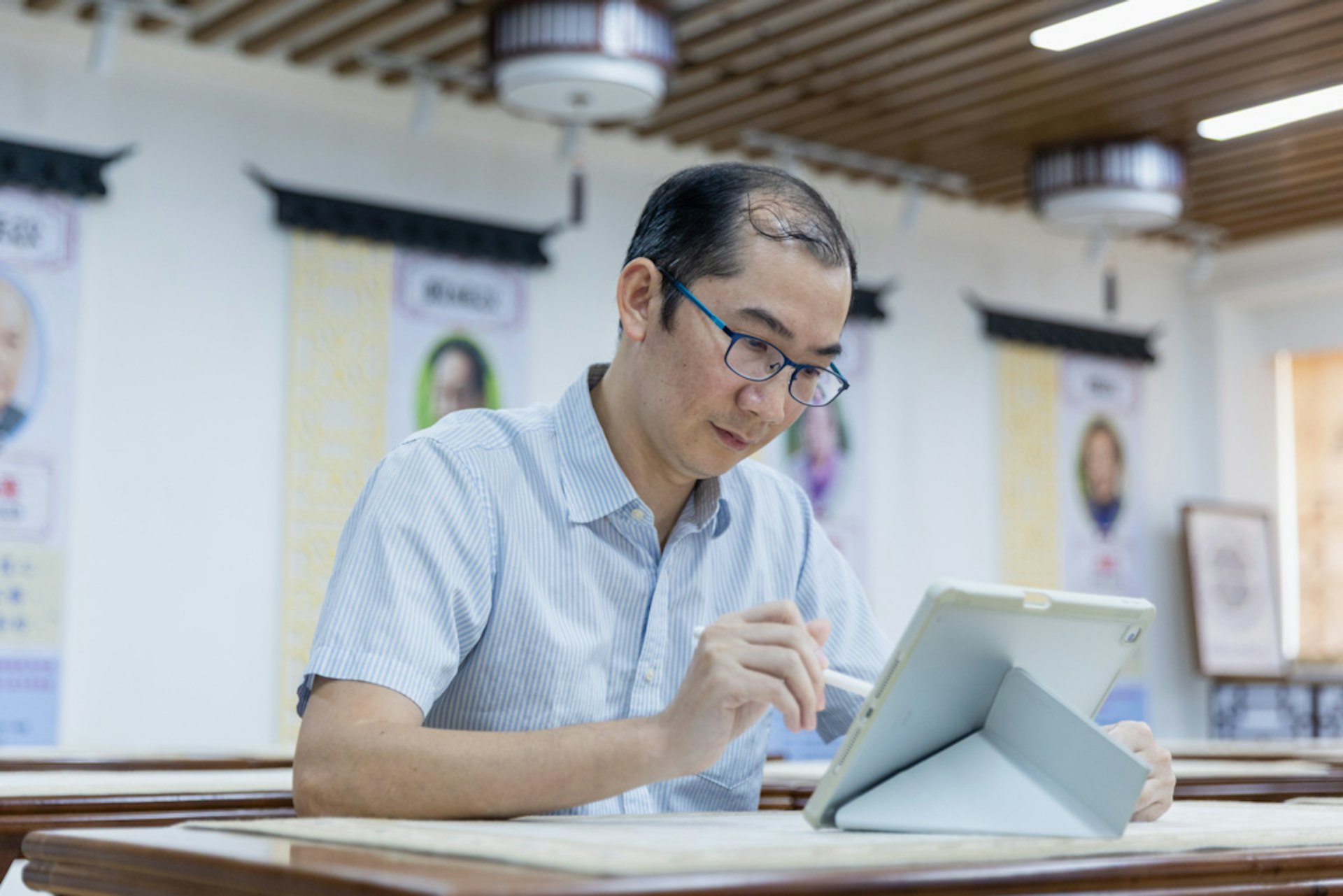 香港普通話研習社科技創意小學中普科科主任陳鴻輝老師表示,QDCS操作極其簡便,僅需5至10分鐘即可完成將傳統紙本工作紙轉換成電子工作紙,節省大量時間。(黃寶瑩攝) 香港普通話研習社科技創意小學中普科科主任陳鴻輝老師表示,QDCS操作極其簡便,僅需5至10分鐘即可完成將傳統紙本工作紙轉換成電子工作紙,節省大量時間。(黃寶瑩攝)