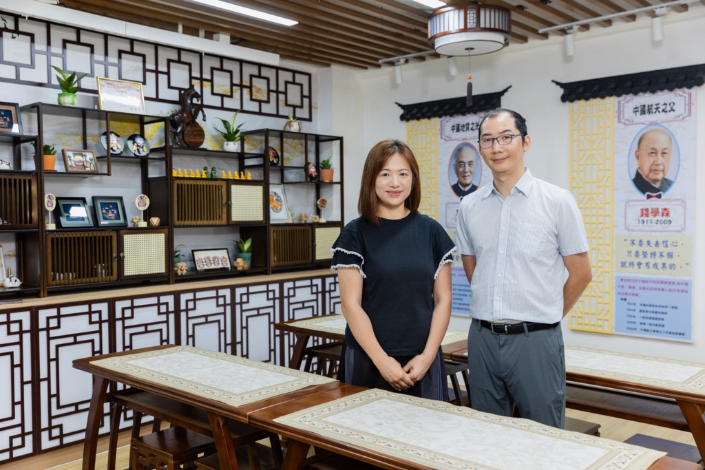 香港普通話研習社科技創意小學副校長陳鳳儀（左）認為，QDCS對香港推動數字教育至關重要，透過持續培訓教師深入分析數據的能力，能建立「以數據驅動教學」的文化，旁為該校中普科科主任陳鴻輝老師。（黃寶瑩攝）
