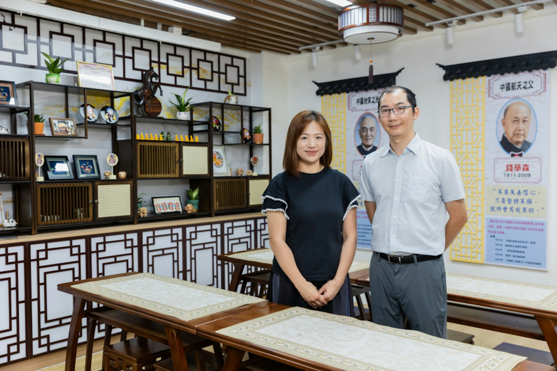 香港普通話研習社科技創意小學副校長陳鳳儀(左)認為,QDCS對香港推動數字教育至關重要,透過持續培訓教師深入分析數據的能力,能建立「以數據驅動教學」的文化,旁為該校中普科科主任陳鴻輝老師。(黃寶瑩攝) 香港普通話研習社科技創意小學副校長陳鳳儀(左)認為,QDCS對香港推動數字教育至關重要,透過持續培訓教師深入分析數據的能力,能建立「以數據驅動教學」的文化,旁為該校中普科科主任陳鴻輝老師。(黃寶瑩攝)