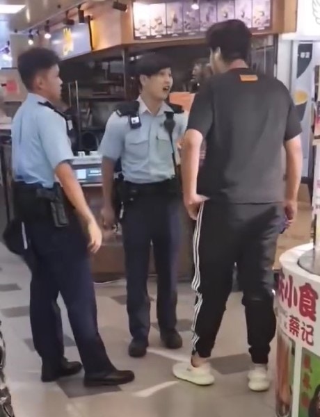 有警員與該名男子在葵涌廣場大聲對答。(網上片段)