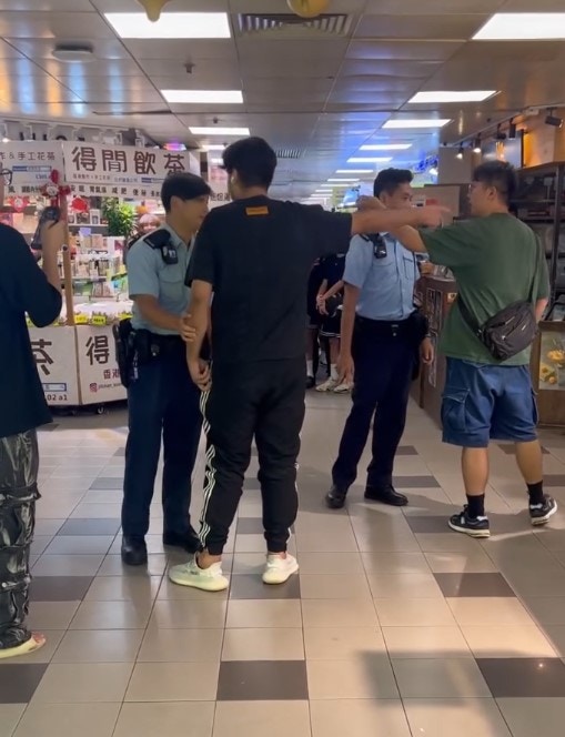 該名男子被警員觸碰手後，情緒激動。(網上片段截圖)