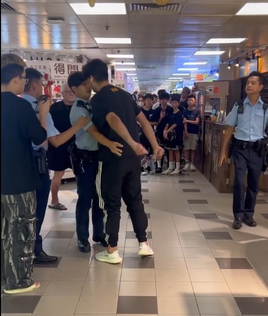 該名男子被警員觸碰手後，情緒激動。(網上片段截圖)