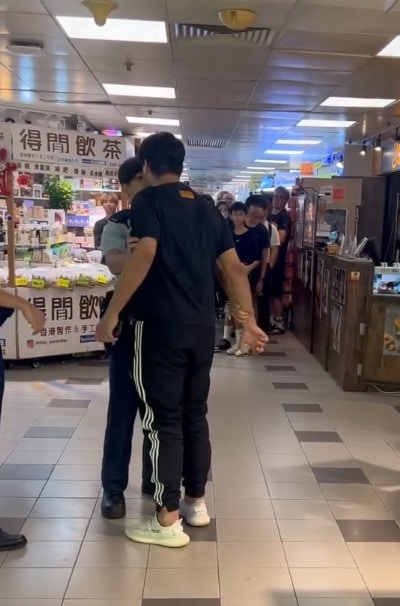 該名男子被警員觸碰手後,情緒激動。(網上片段截圖)