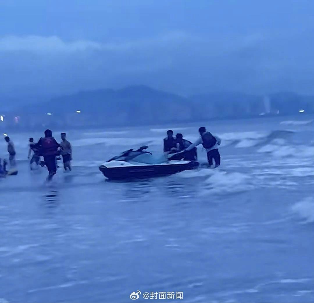 男子不幸溺水後，現場群眾用摩托艇將他救上岸。（封面新聞）