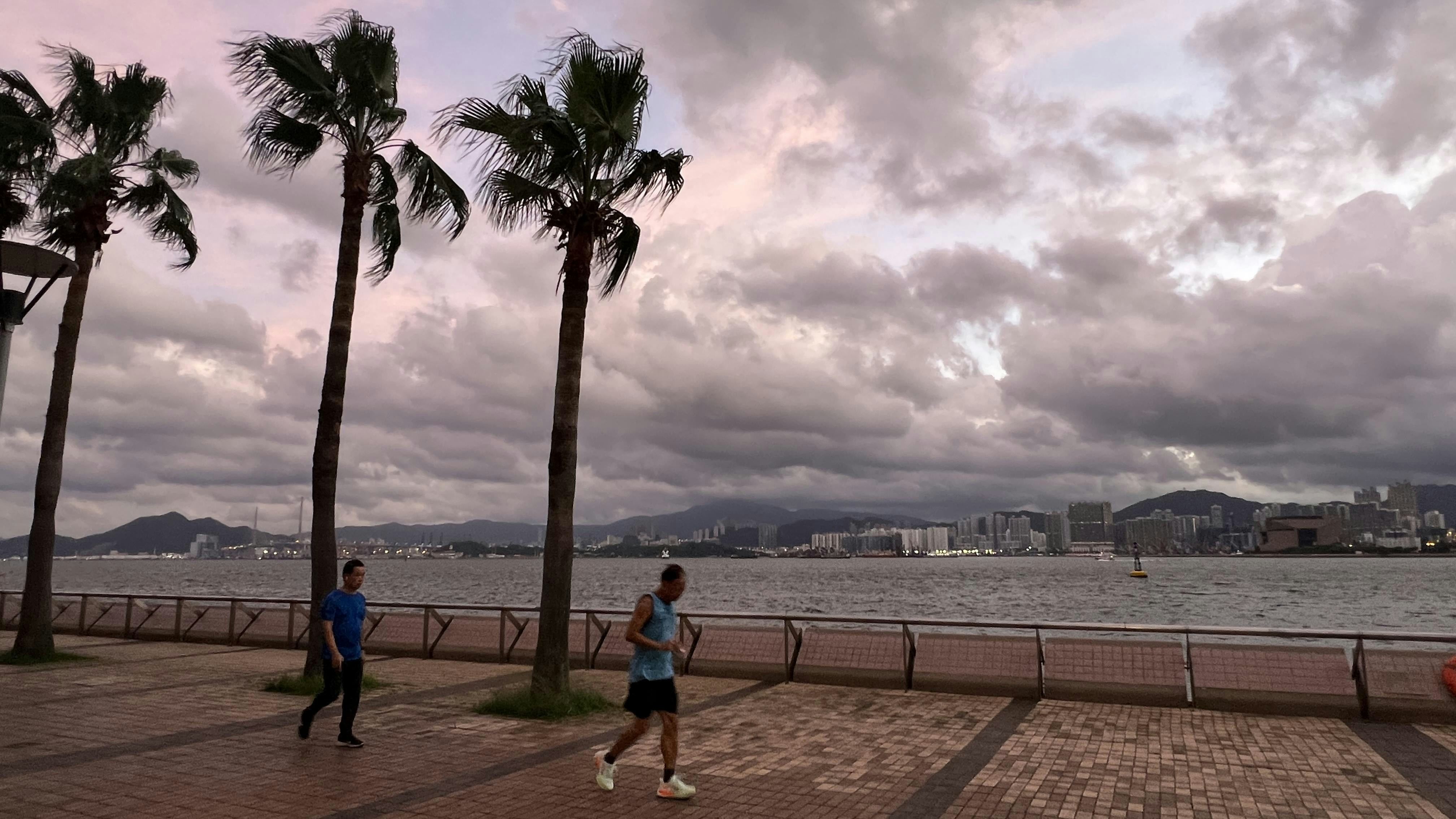 天氣|一號風球生效 今日有幾陣驟雨 日間最高32度