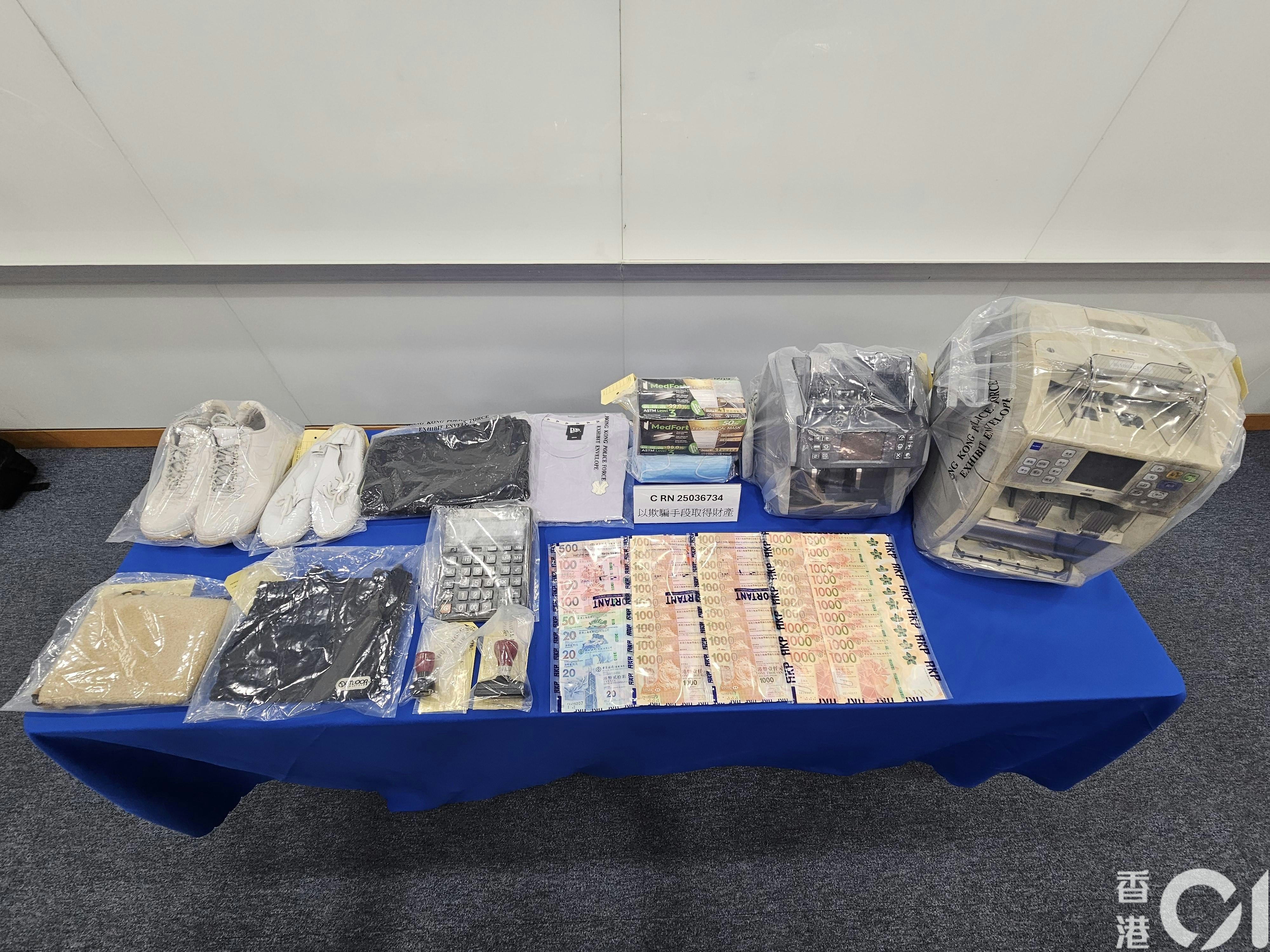 警方在行動中起回部分涉案款項，據悉目前仍有約200萬元失款尚未尋回。（梁偉權攝）