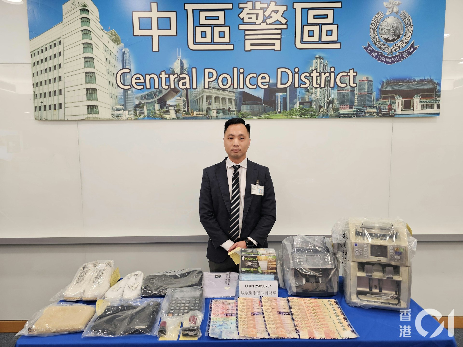 警方中區警區科技及財富罪案組督察曾健華交代案件。(梁偉權攝) 警方中區警區科技及財富罪案組督察曾健華交代案件。(梁偉權攝)