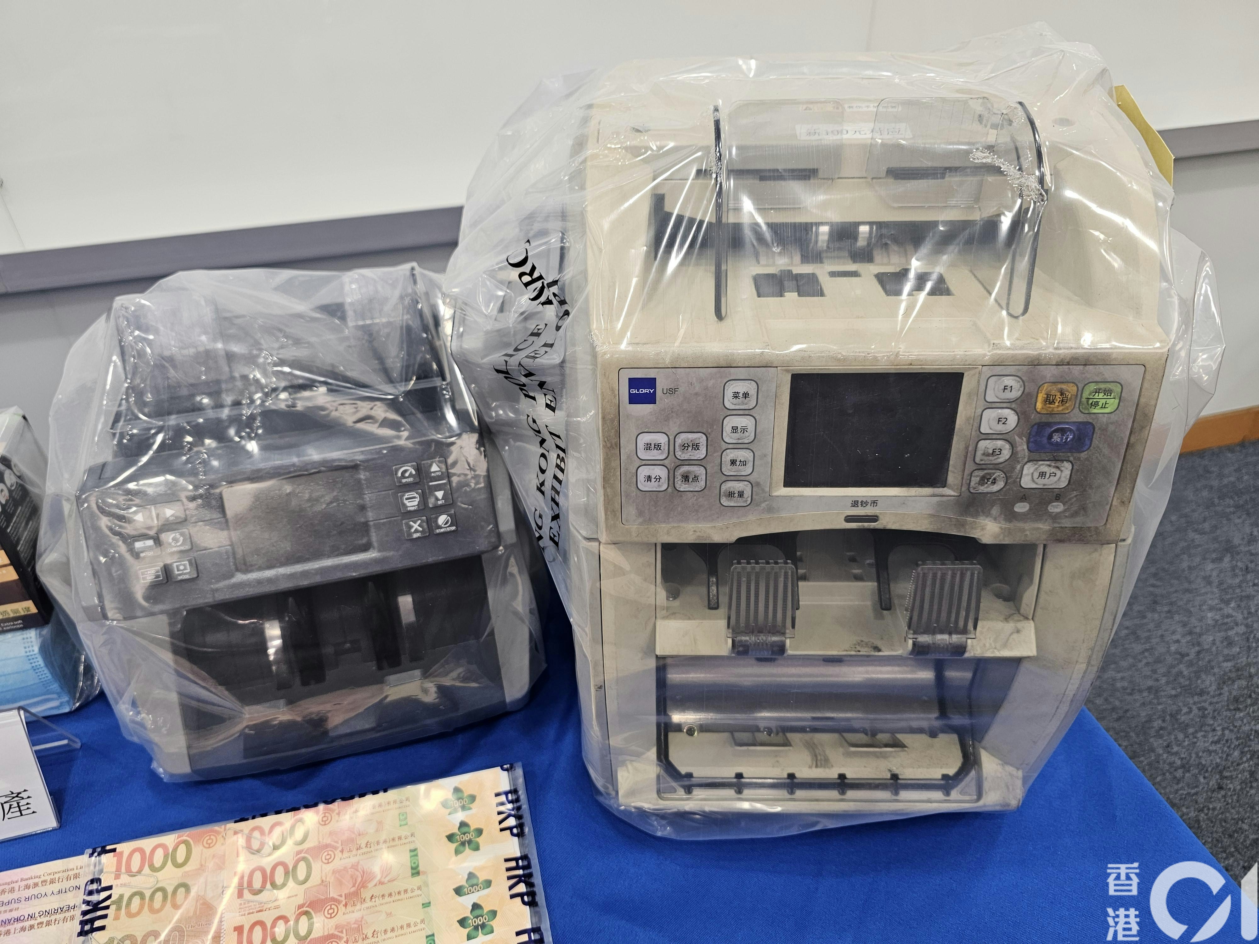 警方檢獲一部點鈔機。（梁偉權攝）