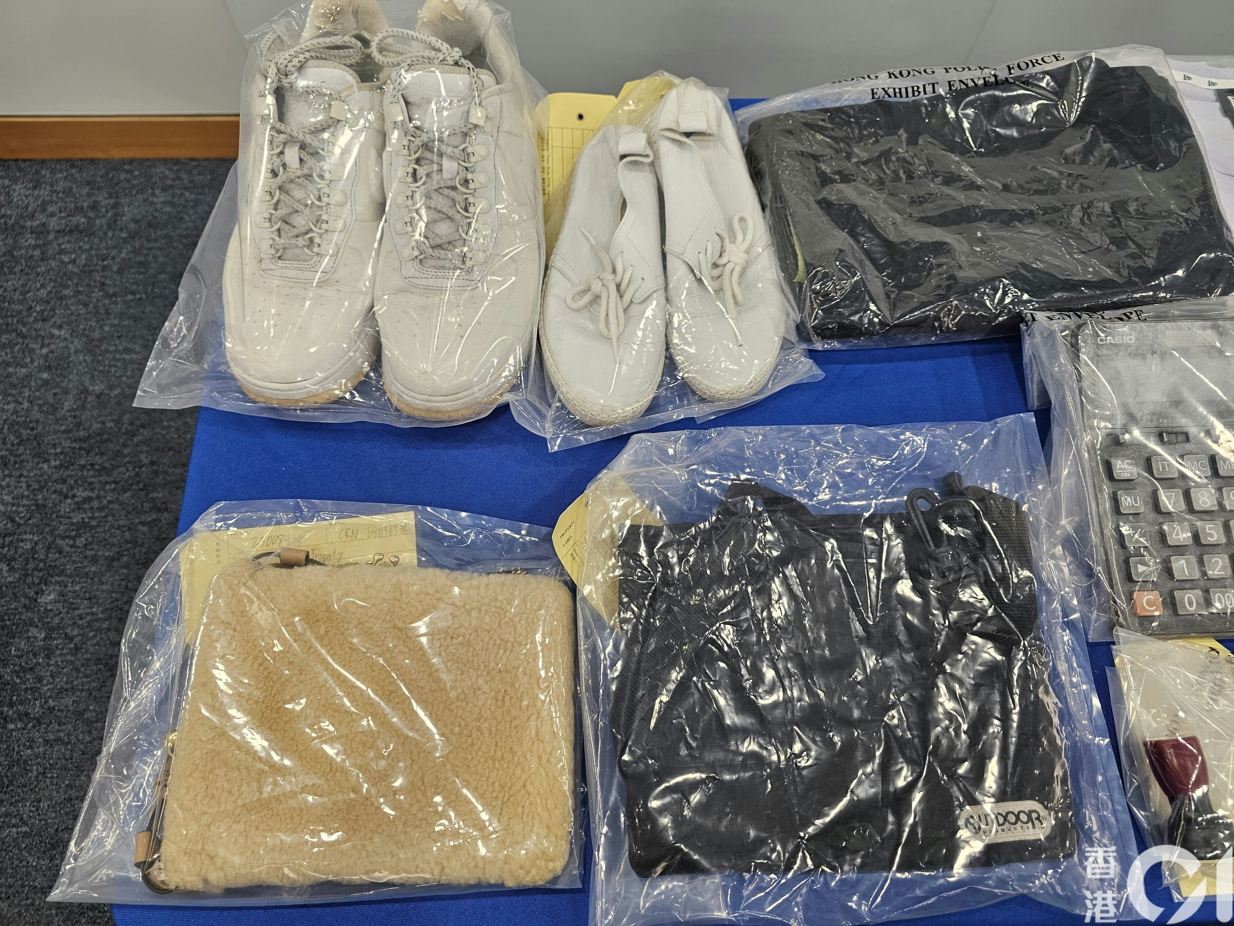 警方檢獲被捕人犯案時身穿的衣物。（梁偉權攝）