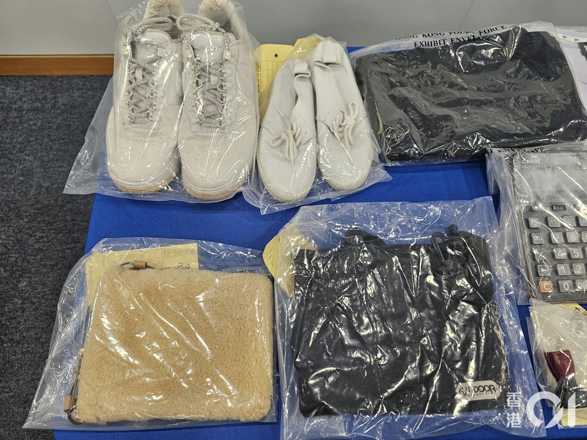 警方檢獲被捕人犯案時身穿的衣物。(梁偉權攝) 警方檢獲被捕人犯案時身穿的衣物。(梁偉權攝)