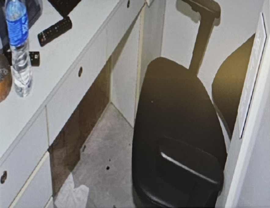 假夾萬設在櫃位下方。（警方圖片）