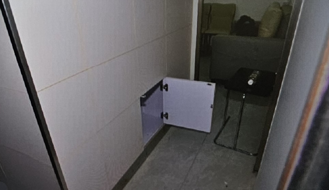 疑犯從夾萬後方取錢逃去。（警方圖片）