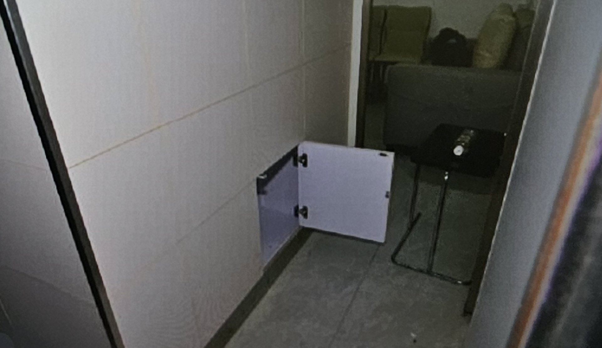 疑犯從夾萬後方取錢逃去。(警方圖片) 疑犯從夾萬後方取錢逃去。(警方圖片)