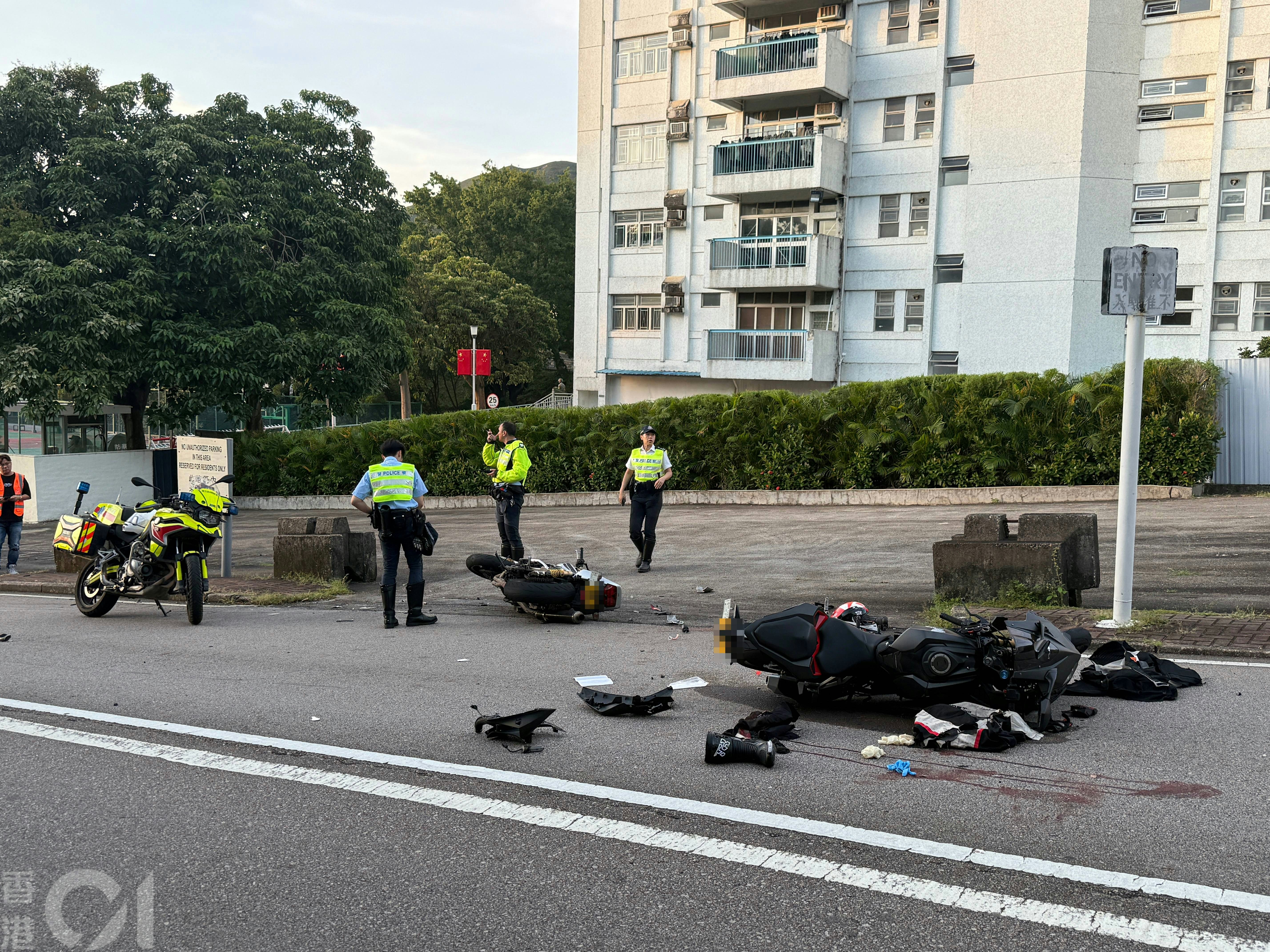 兩輛涉事電單車均嚴重損毀，零件散落一地；地上亦遺留血跡，警方到場調查。（羅日昇攝）