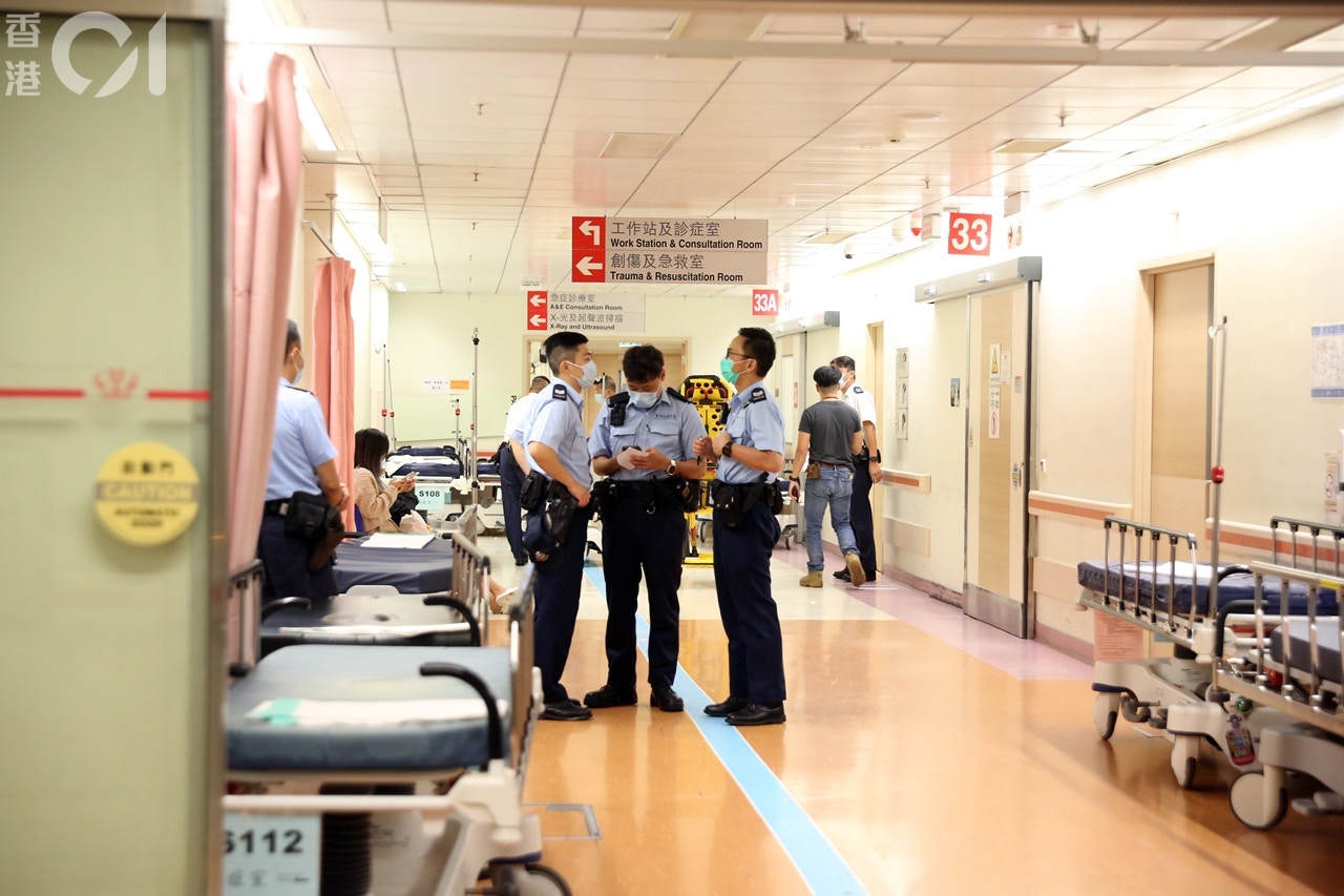 警員到醫院急症室調查。(陳永武攝)