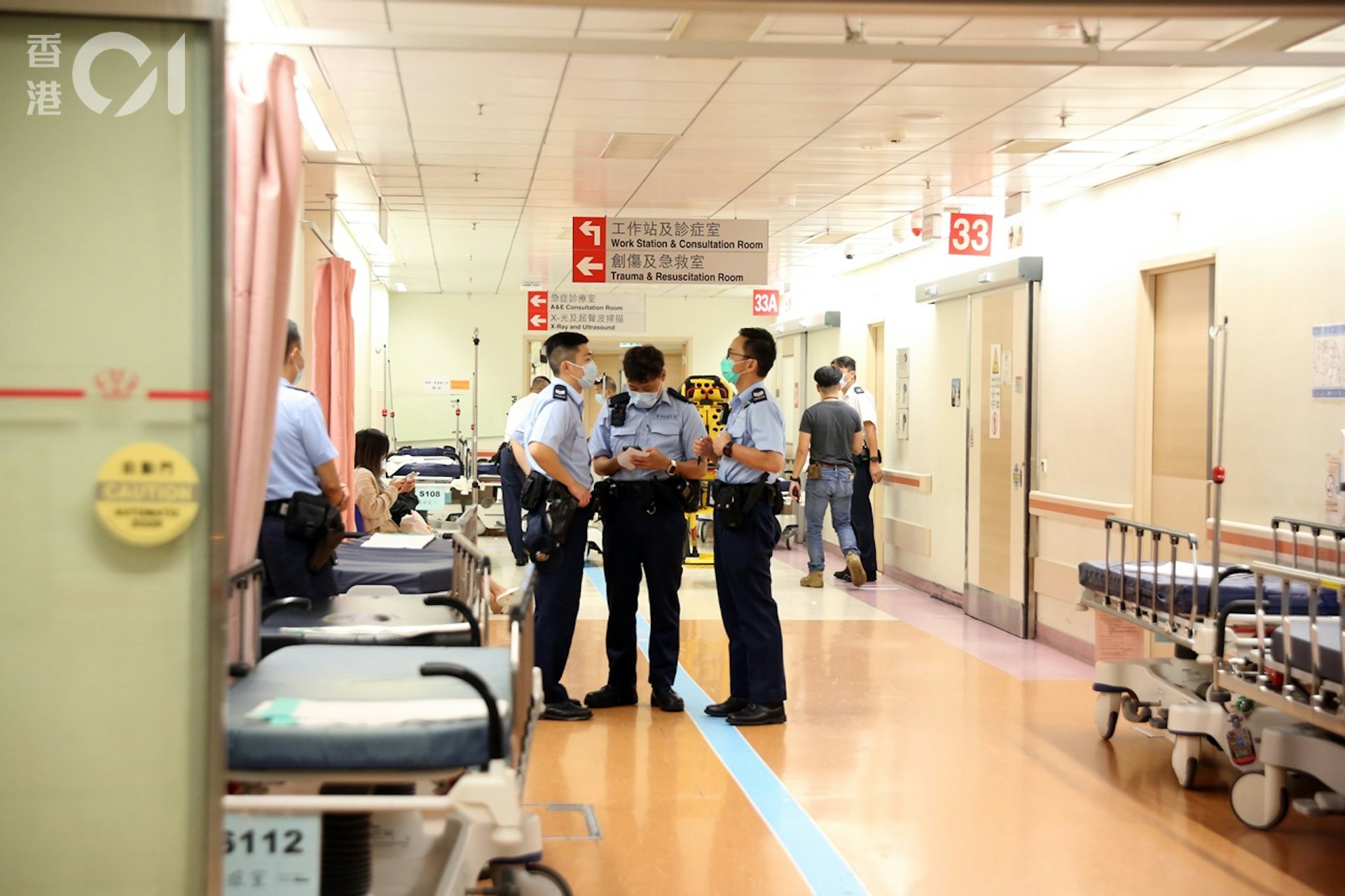 警員到醫院急症室調查。(陳永武攝)