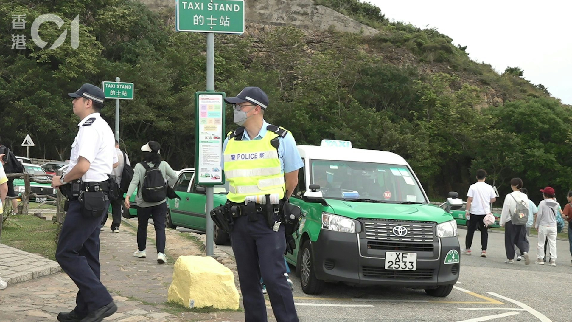 圖為2025年5月1日,西貢東壩的士站有多輛的士埋站等客。(何頴賢攝) 圖為2025年5月1日,西貢東壩的士站有多輛的士埋站等客。(何頴賢攝)