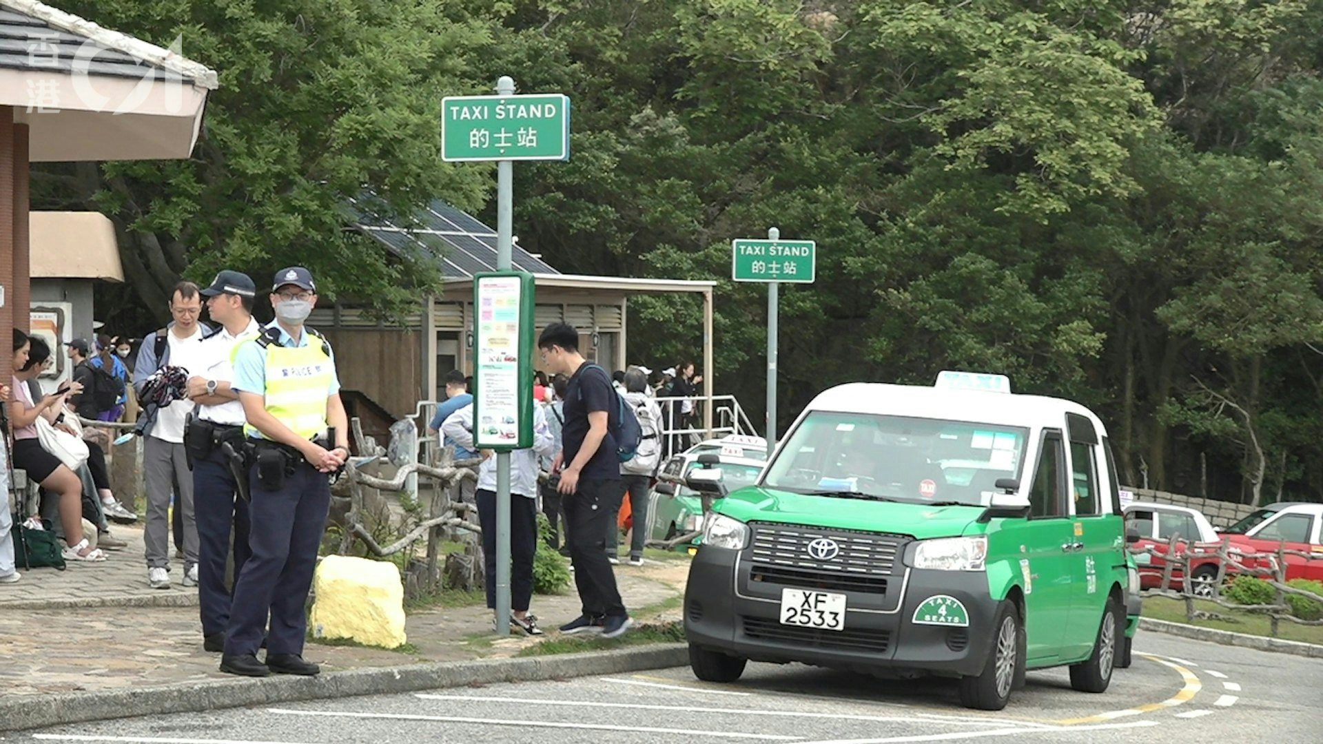 圖為2025年5月1日，西貢東壩的士站有多輛的士埋站等客。(何頴賢攝)