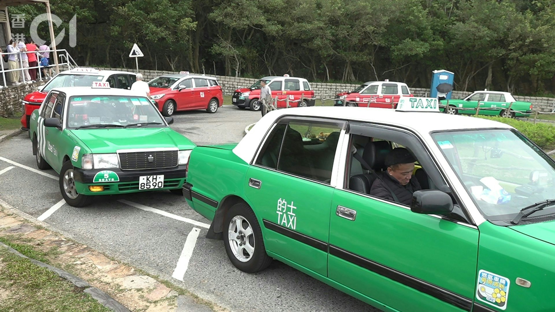 圖為2025年5月1日,西貢東壩的士站有多輛的士埋站等客。(何頴賢攝) 圖為2025年5月1日,西貢東壩的士站有多輛的士埋站等客。(何頴賢攝)