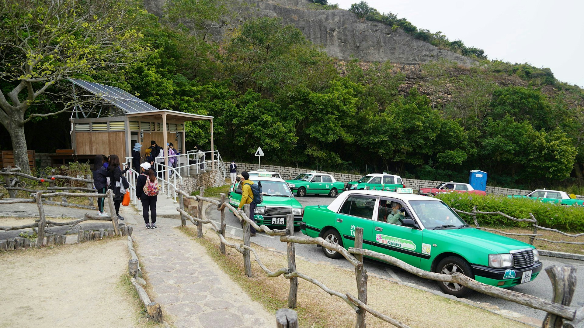 圖為2025年5月1日,西貢東壩的士站有多輛的士埋站等客。(何頴賢攝) 圖為2025年5月1日,西貢東壩的士站有多輛的士埋站等客。(何頴賢攝)