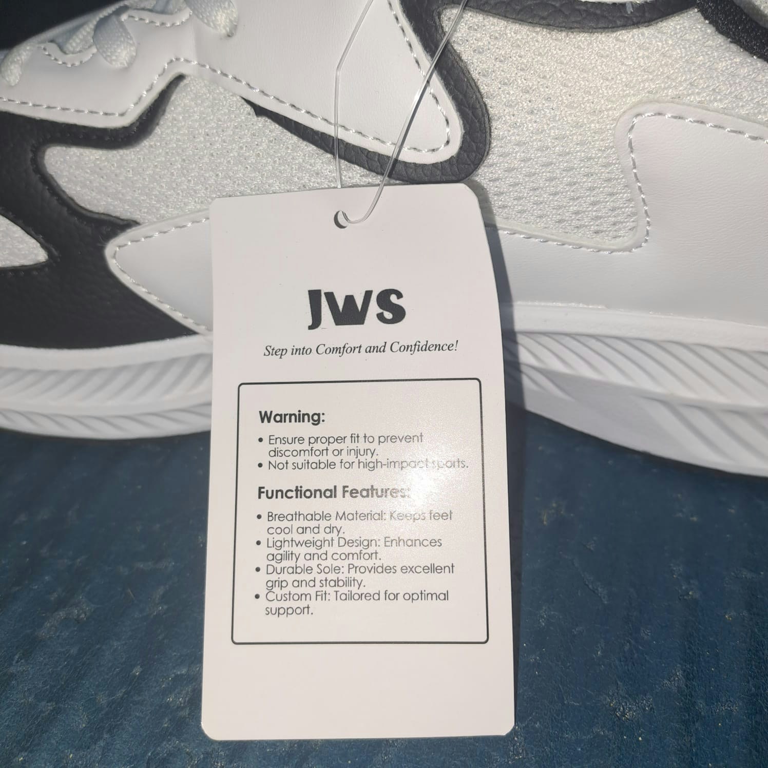 「JWS」波鞋裡的標籤標明不適合作高強度運動。（受訪者提供）