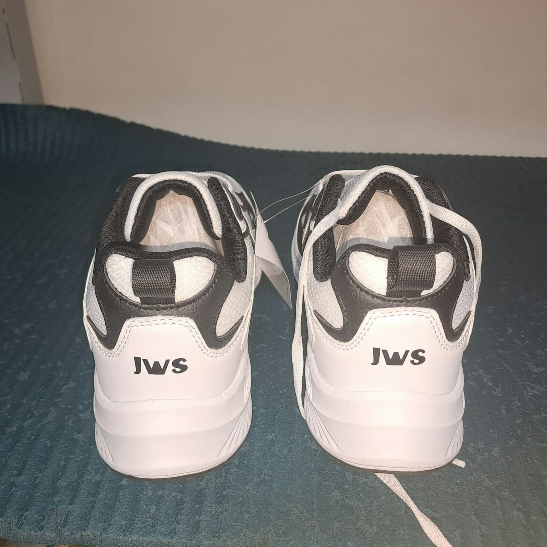康文署救生員制服運動鞋半年前轉用一個名為「JWS」的品牌,港九拯溺員工會接獲數百宗投訴,不少救生員都因新鞋而受傷。(受訪者提供)