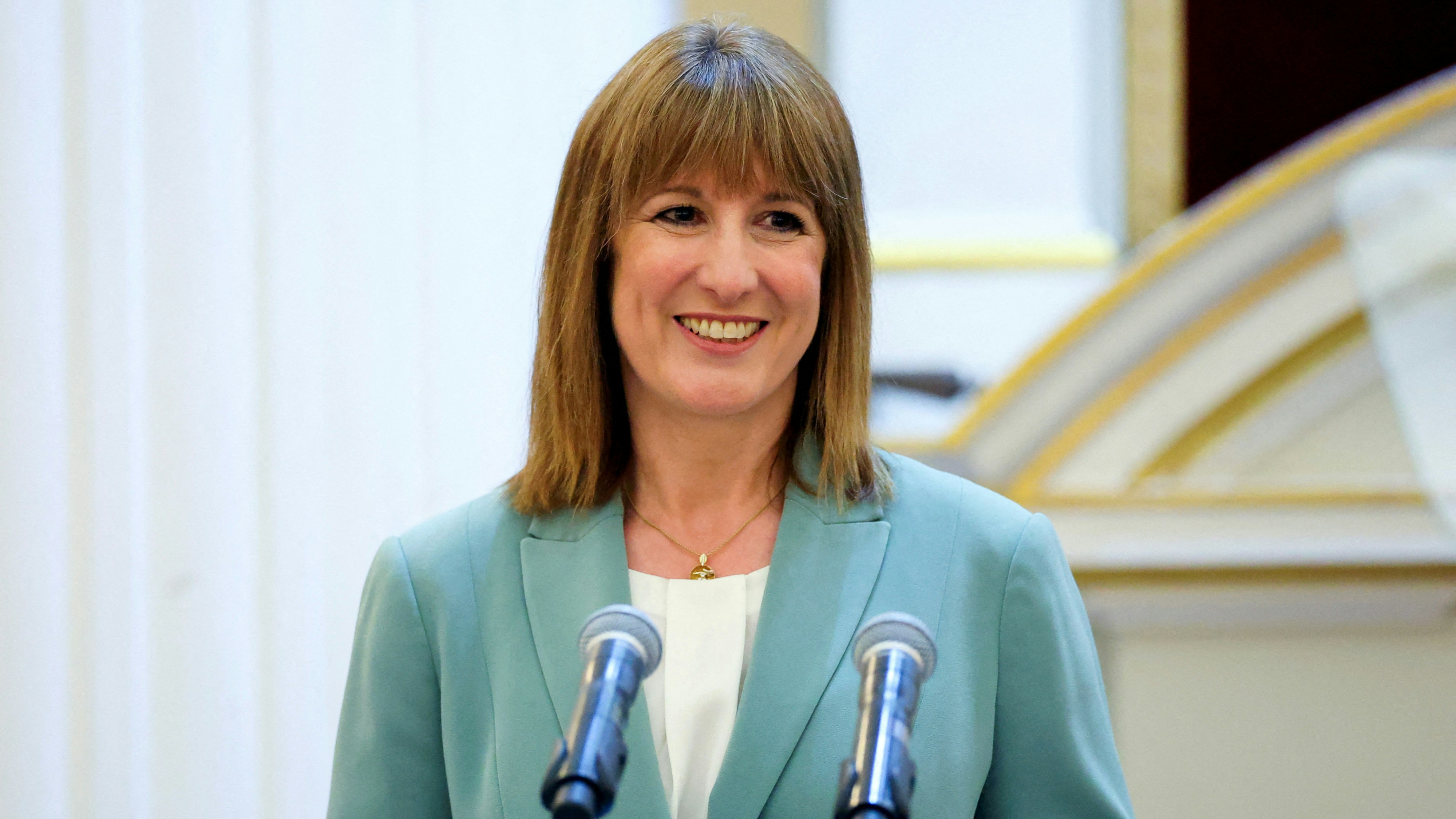 英國財政困局英鎊急跌1% 30年債息創1998年後高位