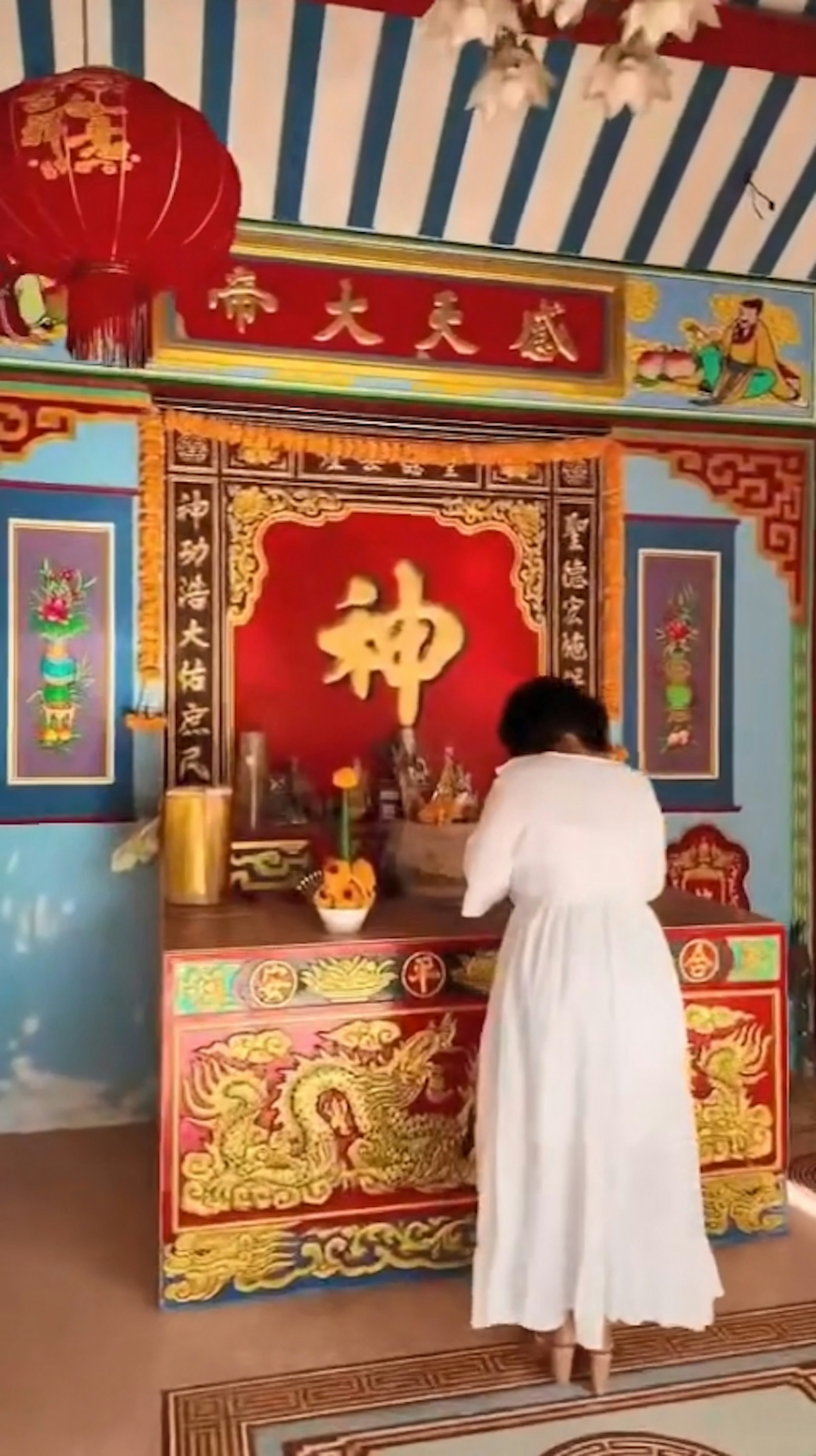 泰國總理佩通坦被判解除職務,前進黨前國會議員阿瑪拉特竟在寺廟前全裸跳舞,聲稱要履行承諾還神,震驚當地社會。(Facebook@Amarat Chokepamitkul)