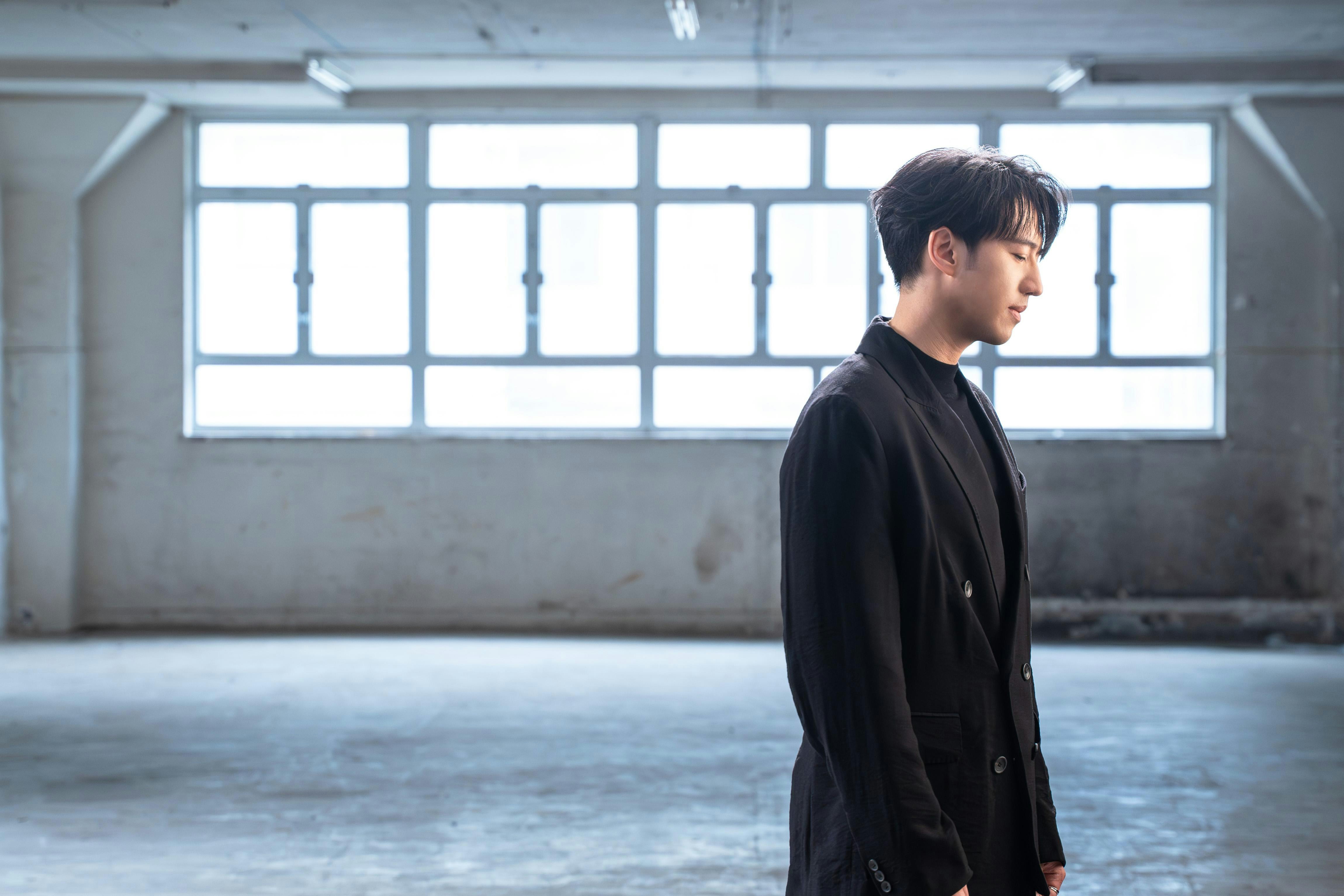 馮允謙《蘇富比》MV化身70年代學生王子坦言珍惜與家人相處時間