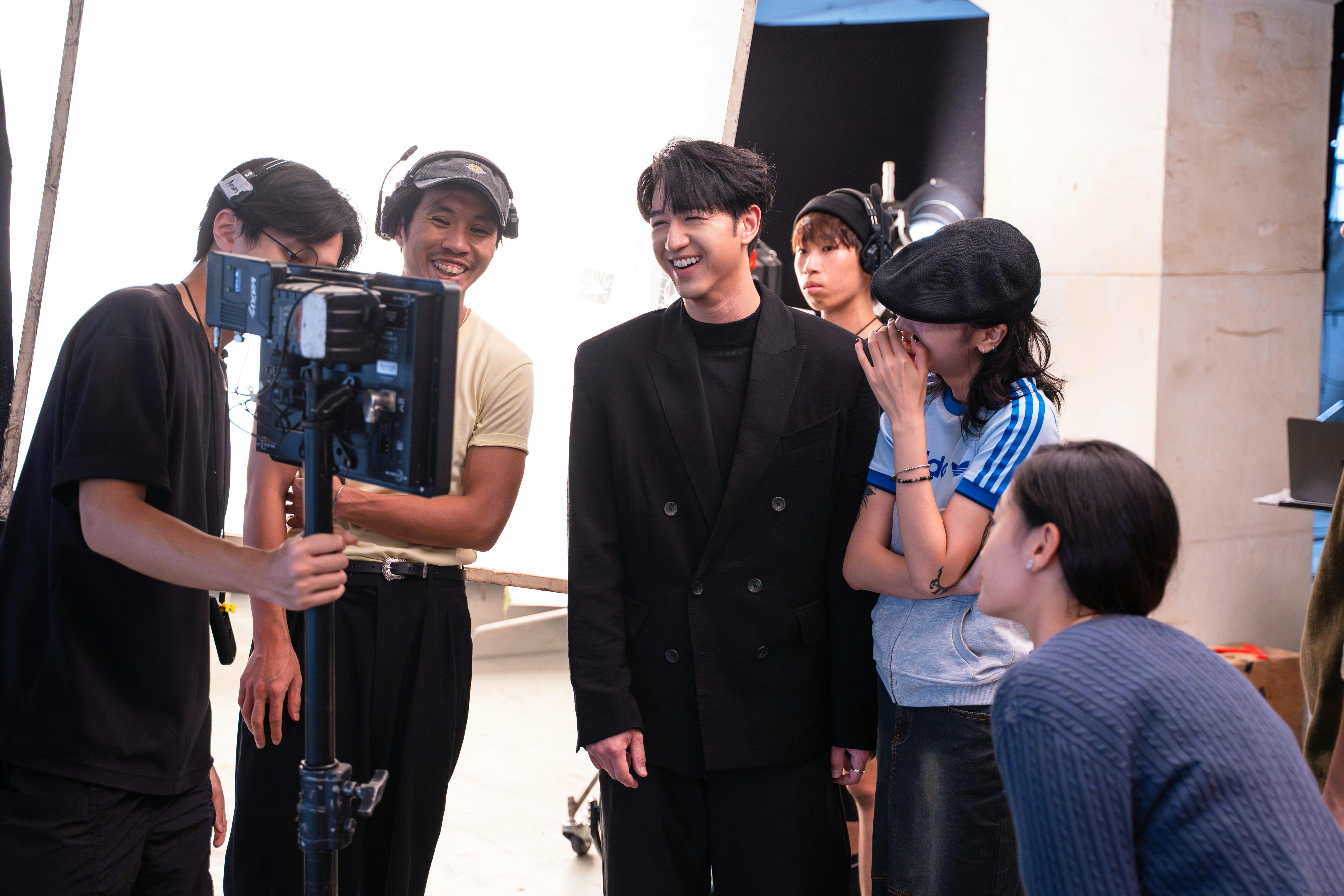 冯允谦《苏富比》MV化身70年代学生王子坦言珍惜与家人相处时间