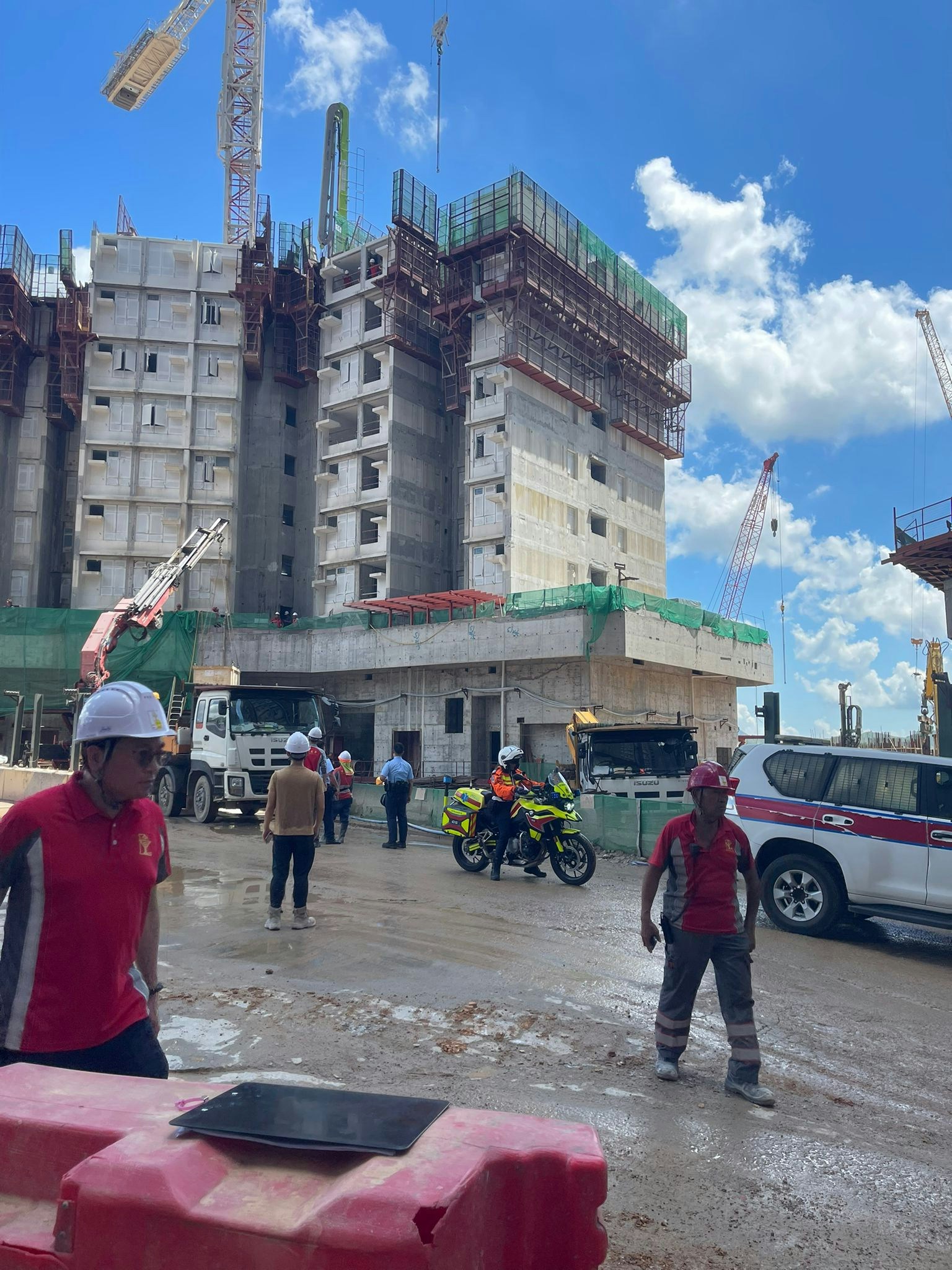 救援人員及警方接報趕抵。（讀者提供）