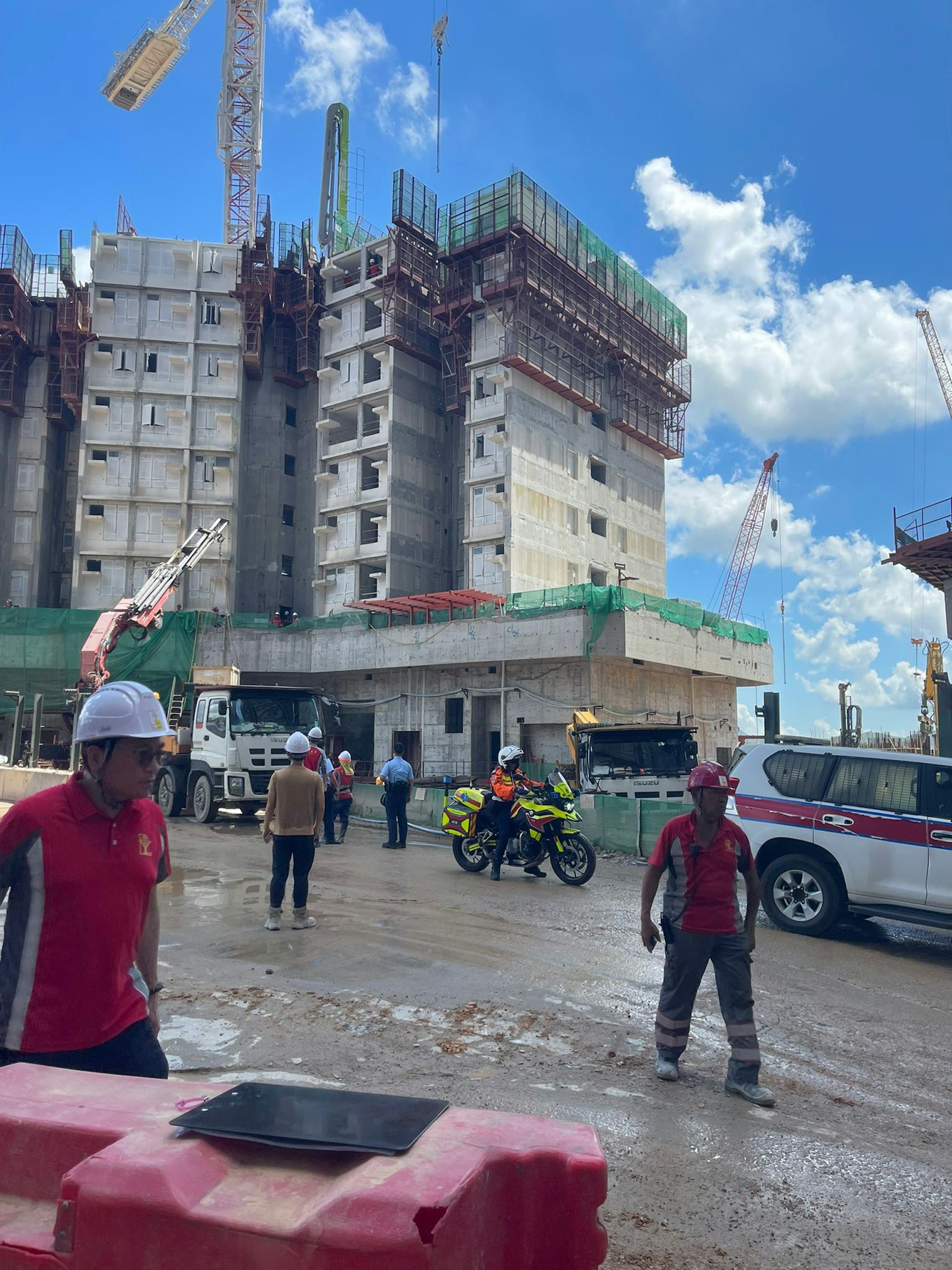 救援人員及警方接報趕抵。(讀者提供)