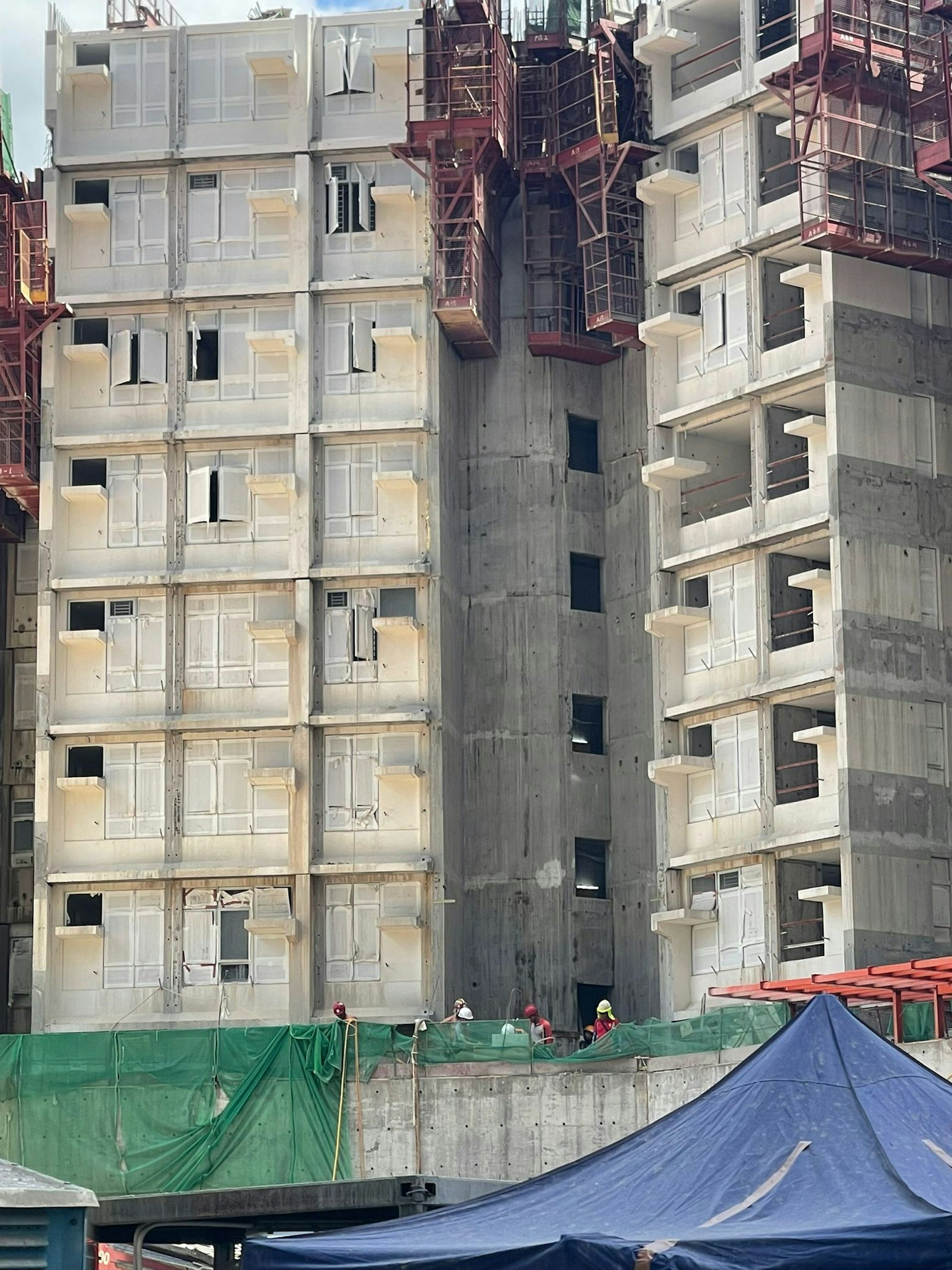 一名年約30歲男工人從平台墮下,陷入昏迷。(讀者提供)