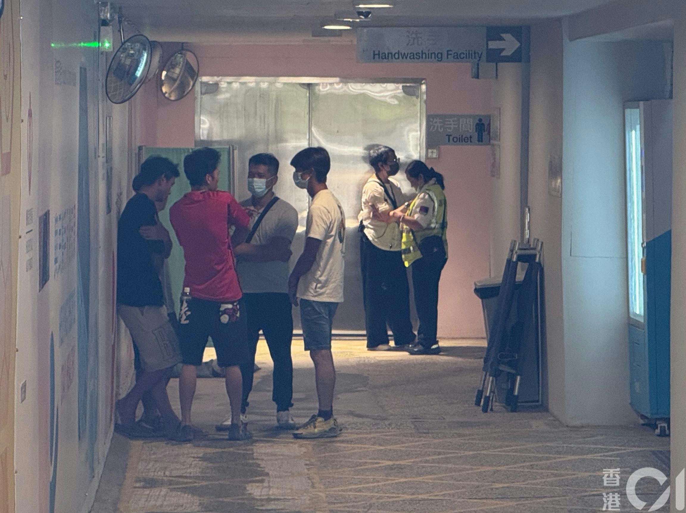 工友在醫院等候。（蔡正邦攝）