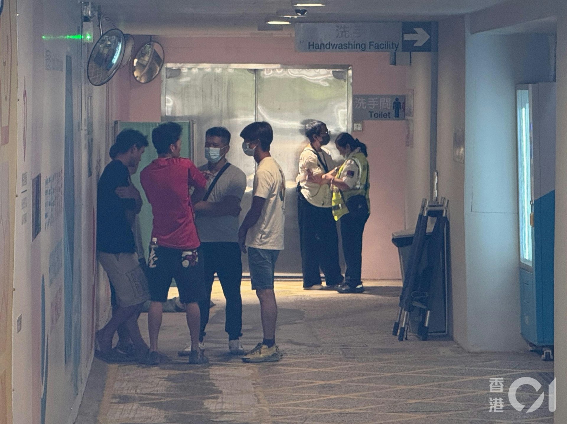 工友在醫院等候。(蔡正邦攝)