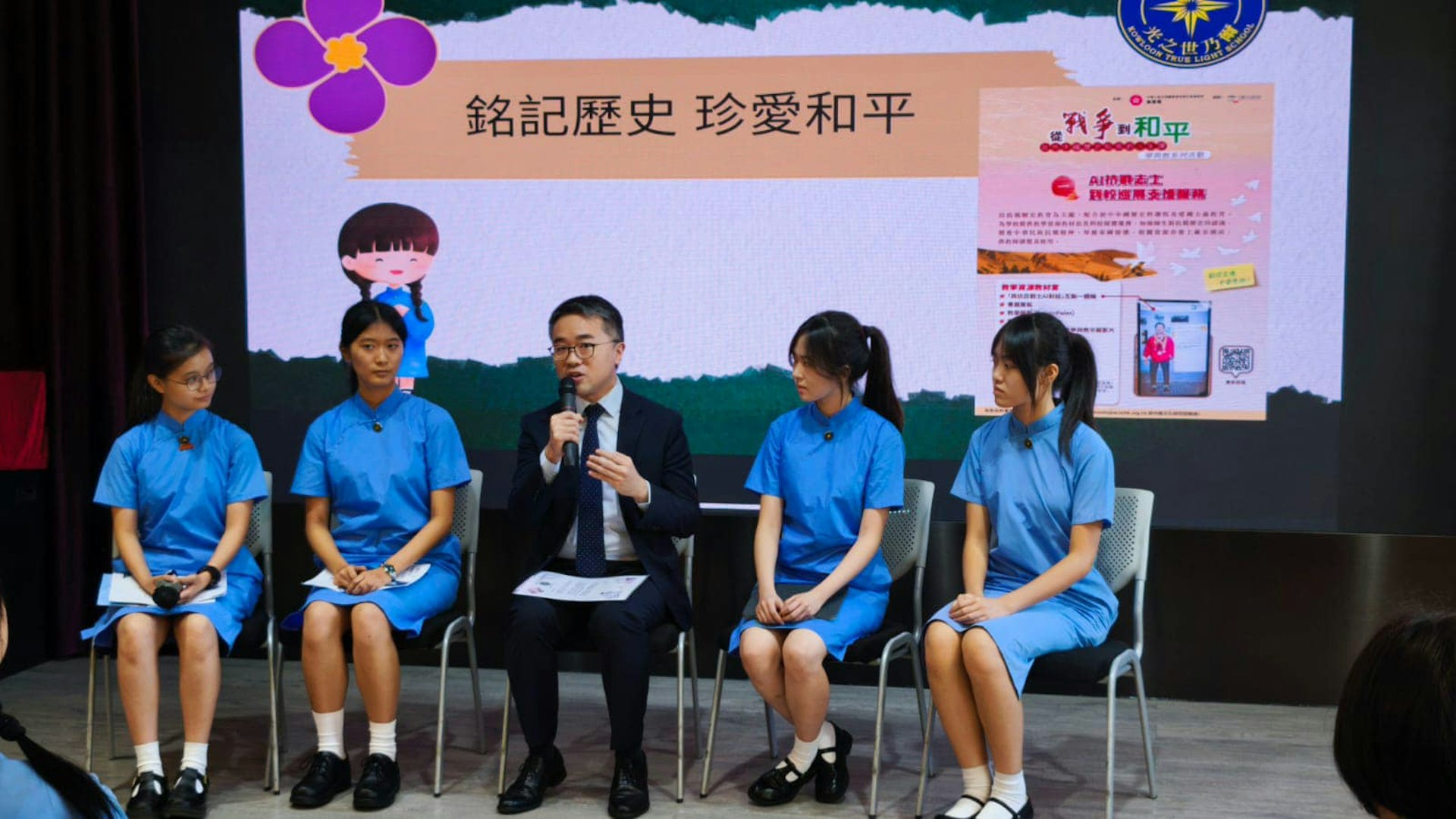 教育局副局长施俊辉(中)周四(4日)在社交媒体撰文表示,他到访九龙真光中学,了解学校如何通过善用人工智能技术,推动抗战历史教育。
