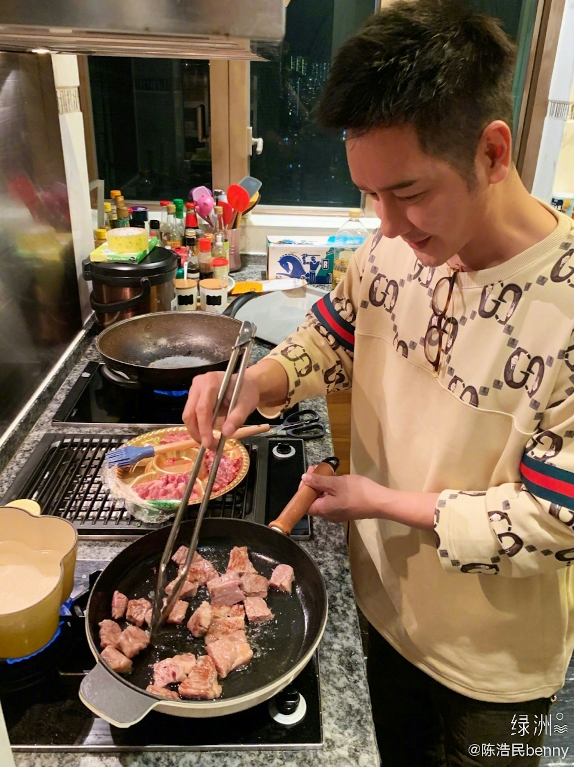 煮飯都着GUCCI。(微博@陳浩民) 煮飯都着GUCCI。(微博@陳浩民)