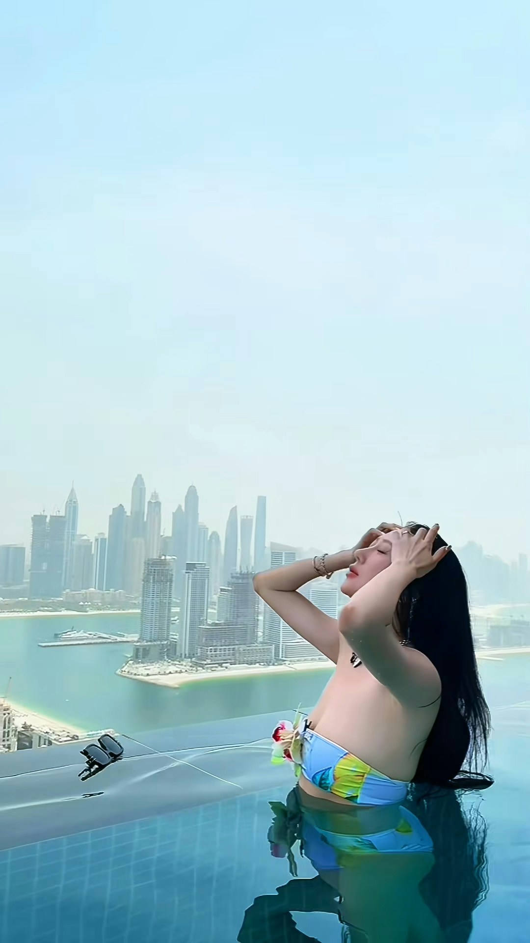 拨秀髮。（抖音@蒋丽莎）